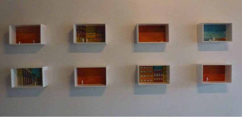 When I woke up I thought I heard your steps, Instalação (acrílico sobre madeira, figuras à escala 1:50 e óleo sobre tela cartonada), 16x26x10cm. x 8, 2015. Coleção Privada.