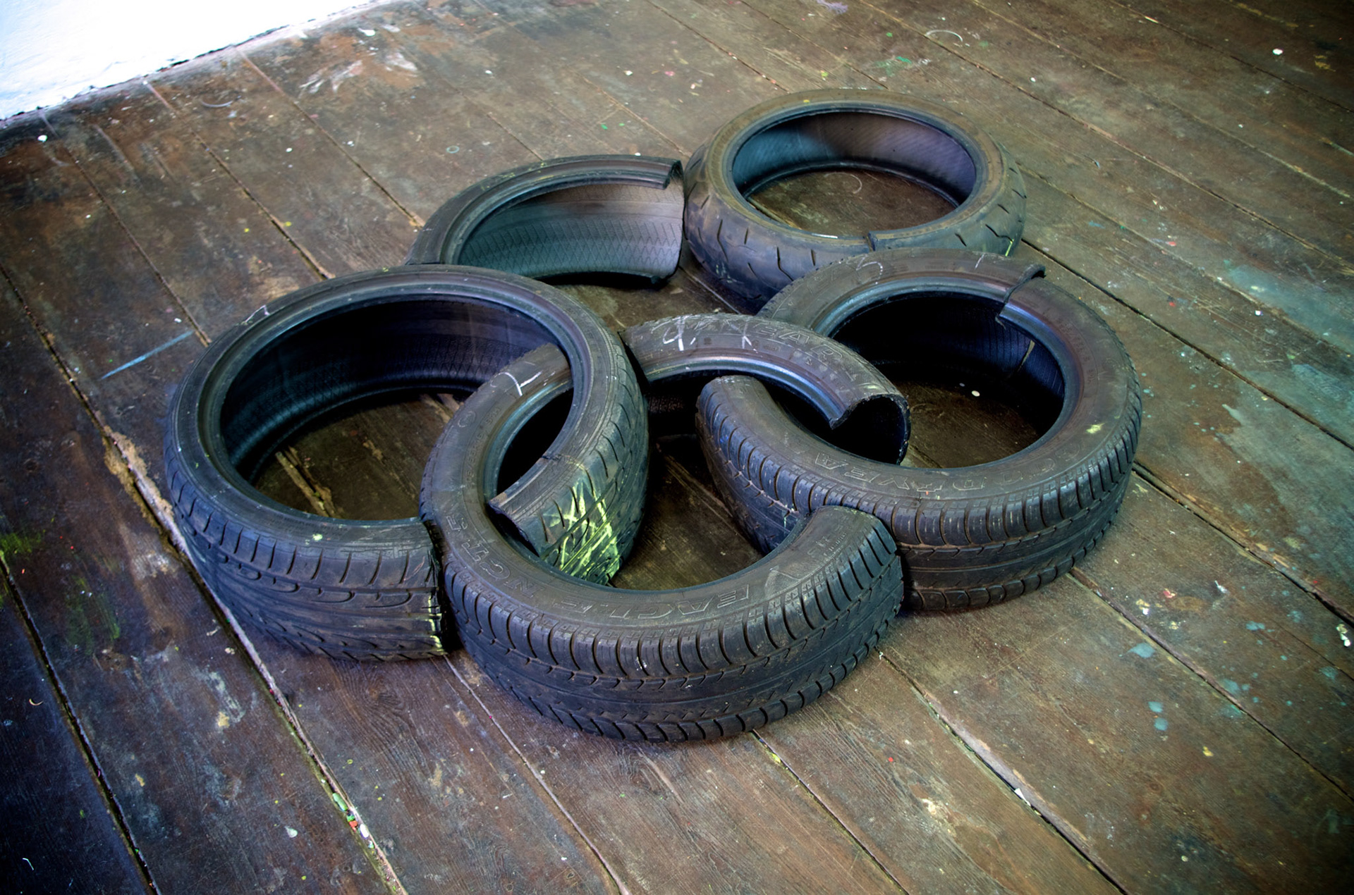 Installation aus alten Autoreifen