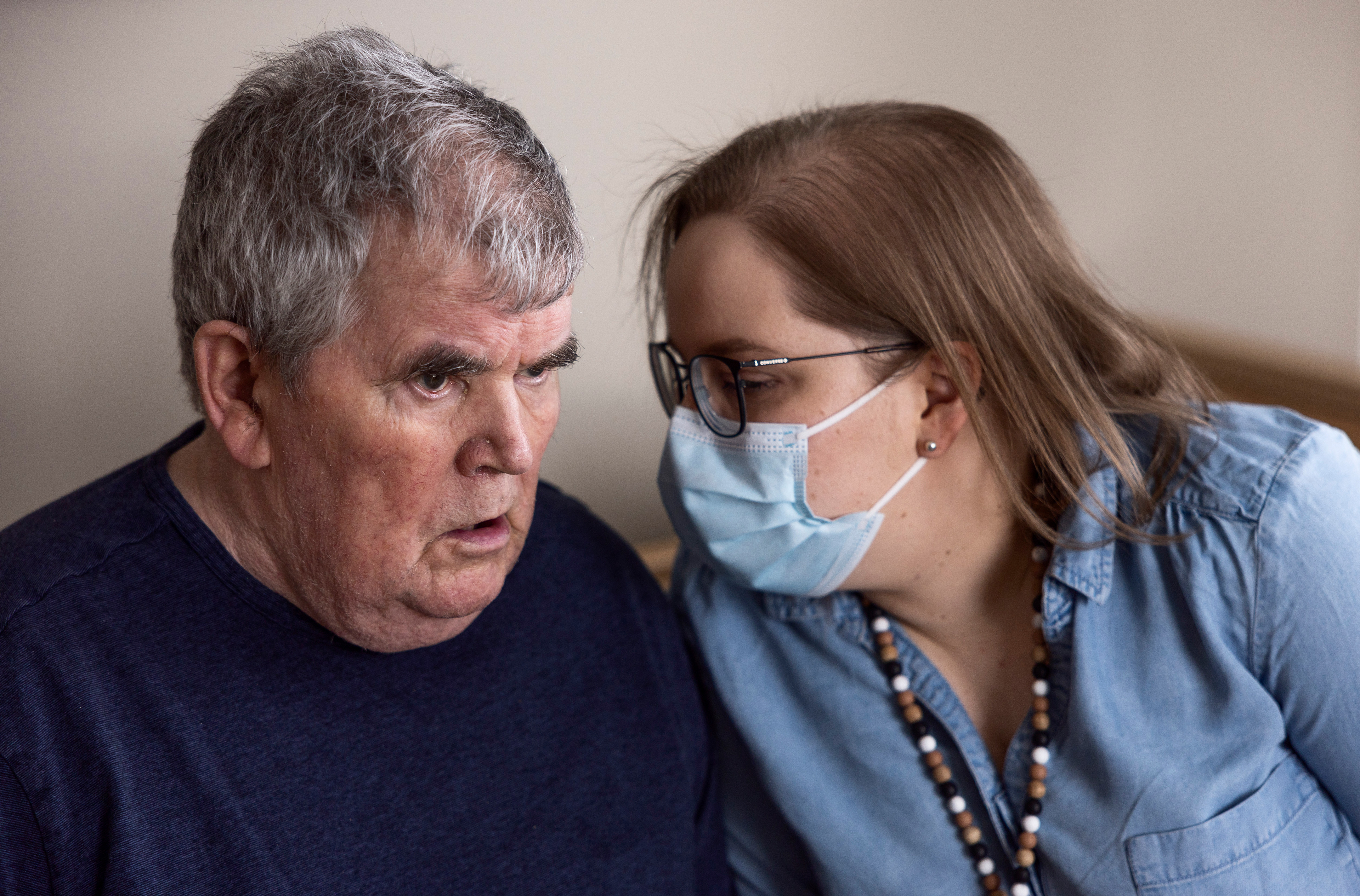 Kalevi Heikkinen (vas.) asuu Ristijärvellä hoivakodissa, jossa hänen lapsenlapsensa Sanja Leinonen työskentelee. Kainuun Sanomat, 2022. 