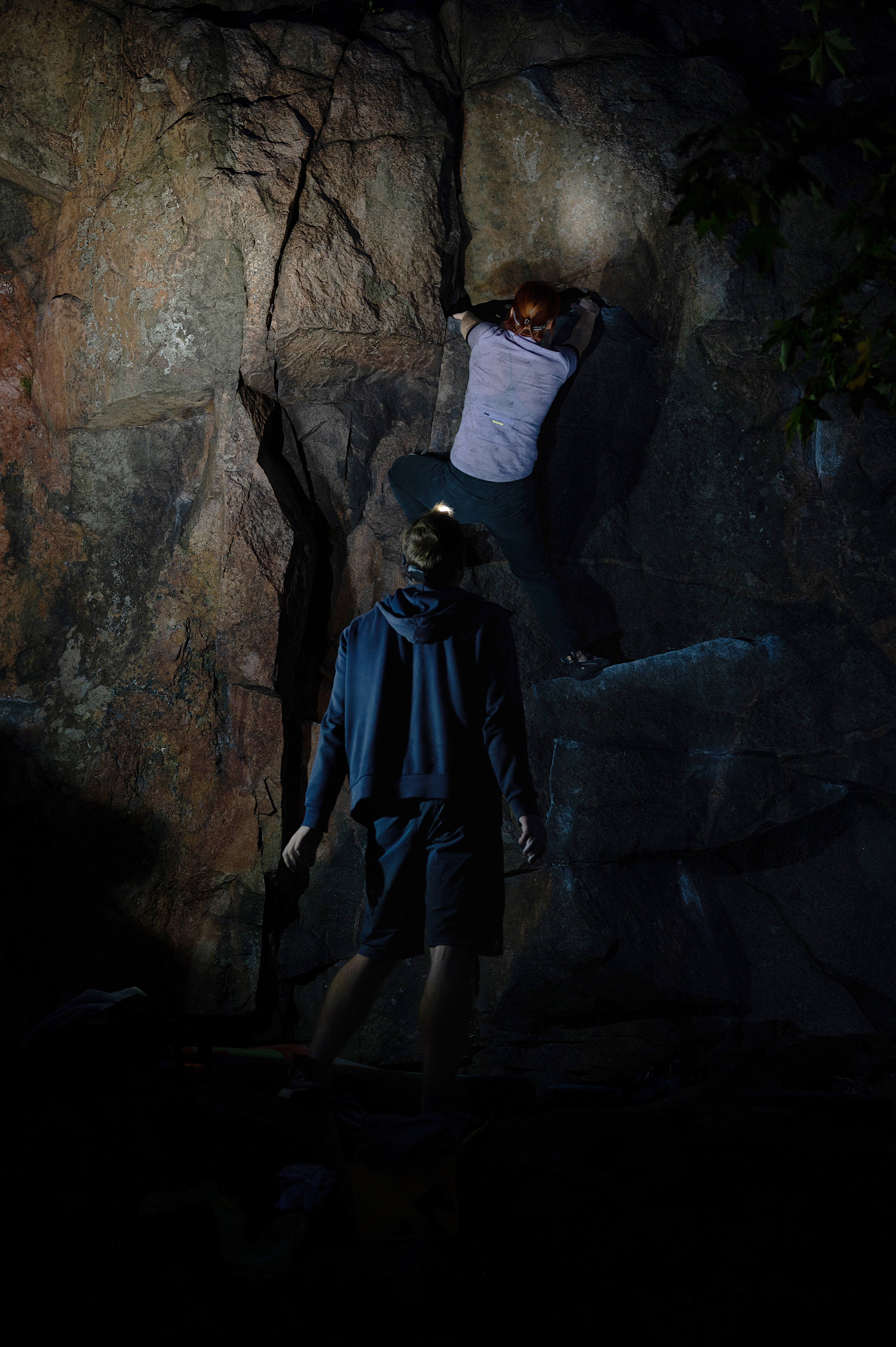 Kiipeilijöitä luonnonkallioilla syysiltana Meilahdessa Helsingissä. Kuvasarjasta ”Intohimo” ,syyskuu 2021.