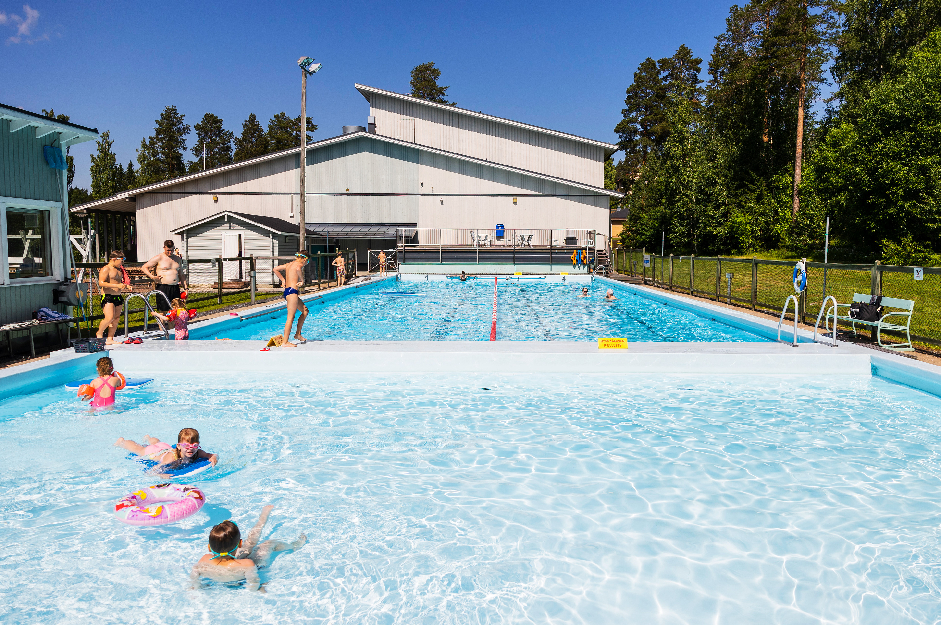 Asiakkaita Otanmäen maauimalassa helteisenä maanantaina kesäkuussa. Kainuun Sanomat, 2022.