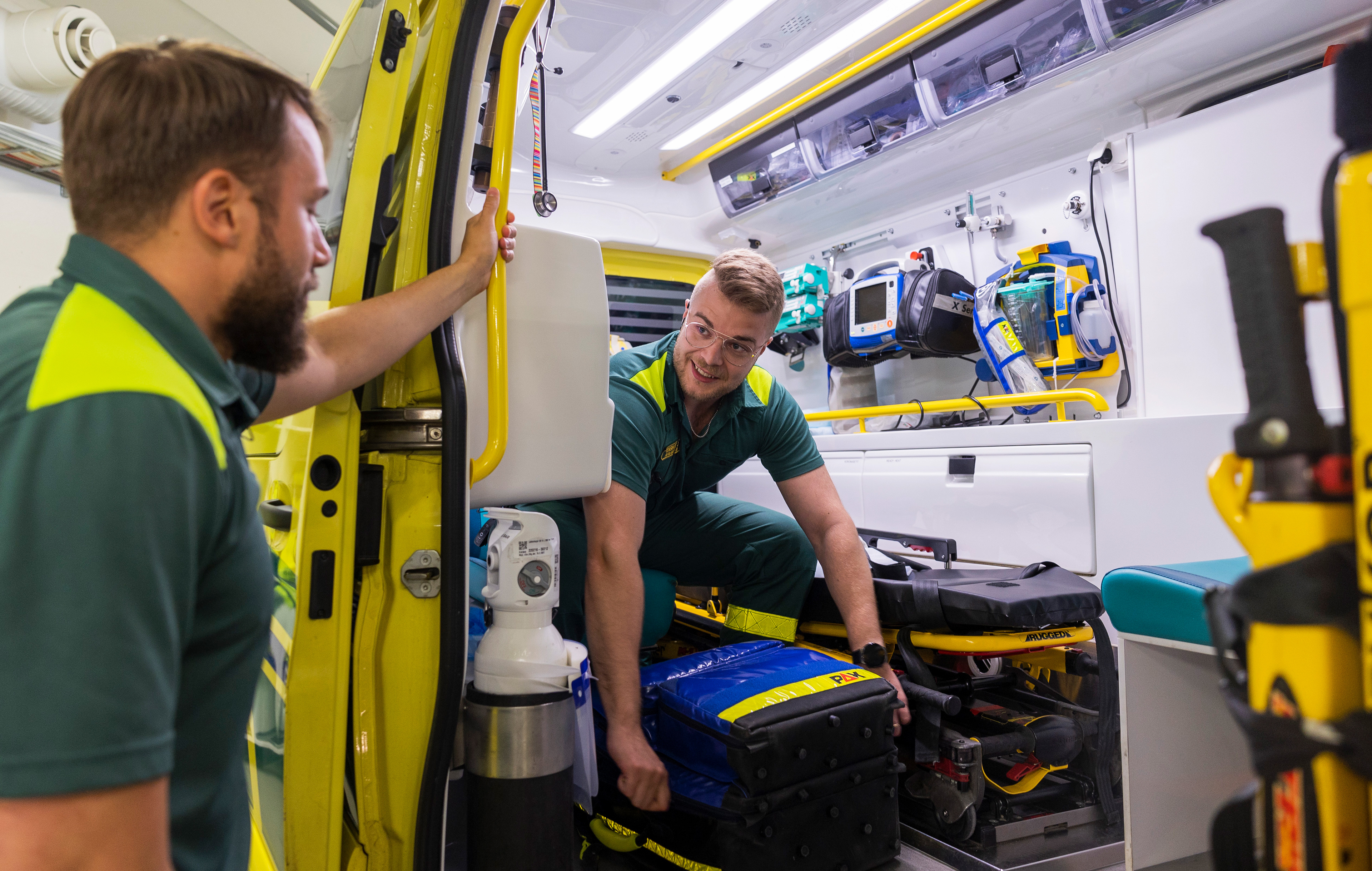 Kainuun Soten ensihoitajat Oskari Leskelä (vas.) ja Arttu Mäkelä tarkistivat ambulanssin tarpeistoa työvuoronsa aluksi. Kajaanissa. Kainuun Sanomat, 2022.