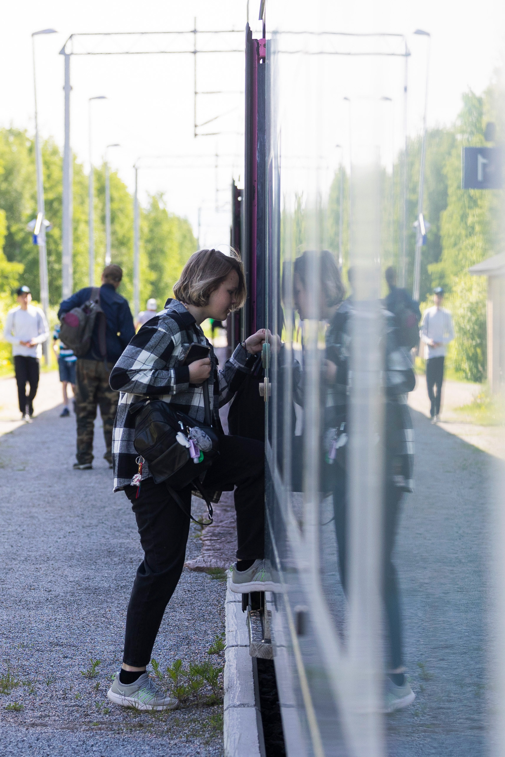 Matkustajia nousemassa Kajaanista Ouluun päin menevään junaan. Kainuun Sanomat, 2022.