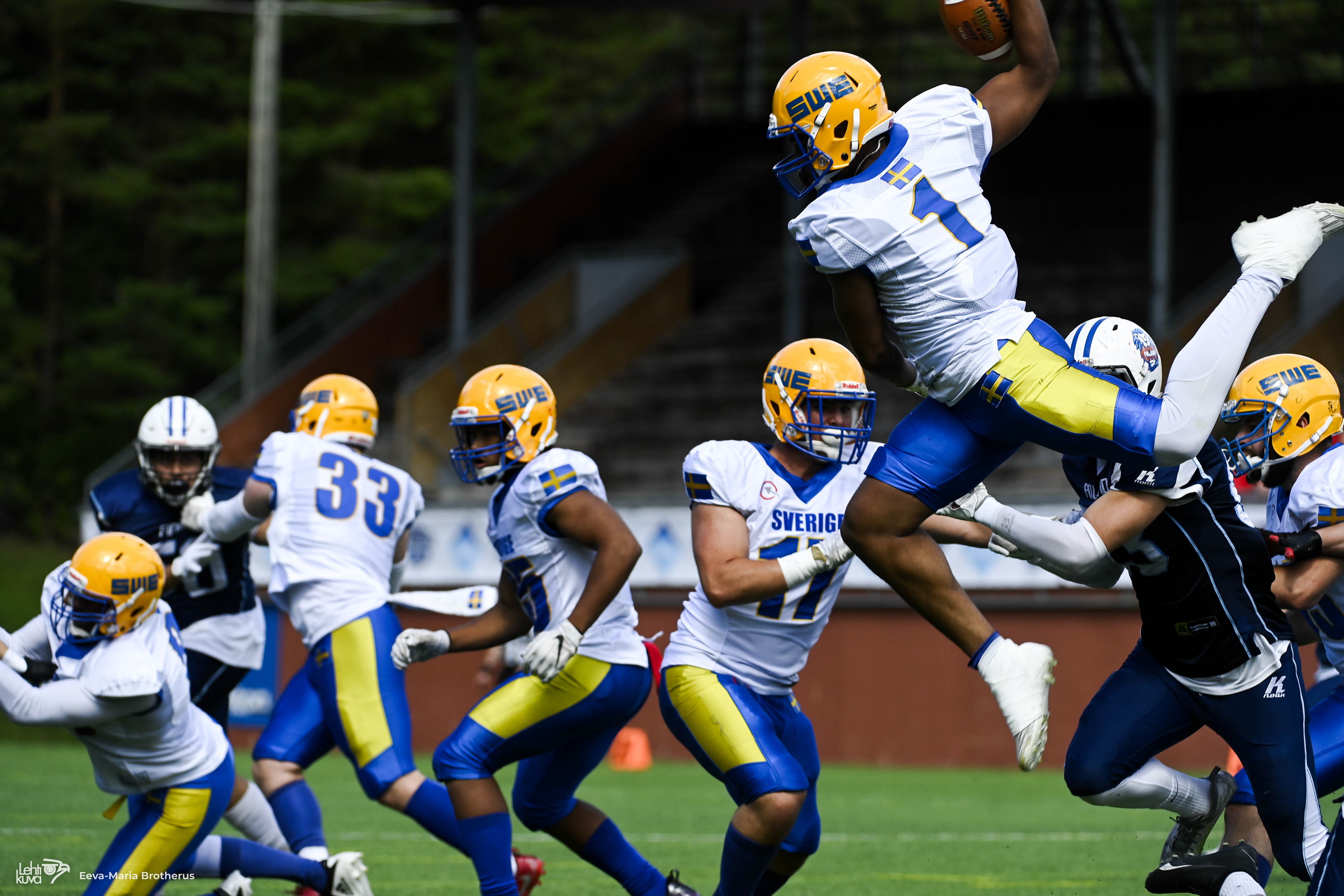 Ruotsin joukkueen Edvin Almeida Taborda etenee lennokkaasti amerikkalaisen jalkapallon miesten EM-kisojen välieräottelussa Suomi vs. Ruotsi Vantaalla 5. elokuuta 2023. STT-Lehtikuva, 2023.