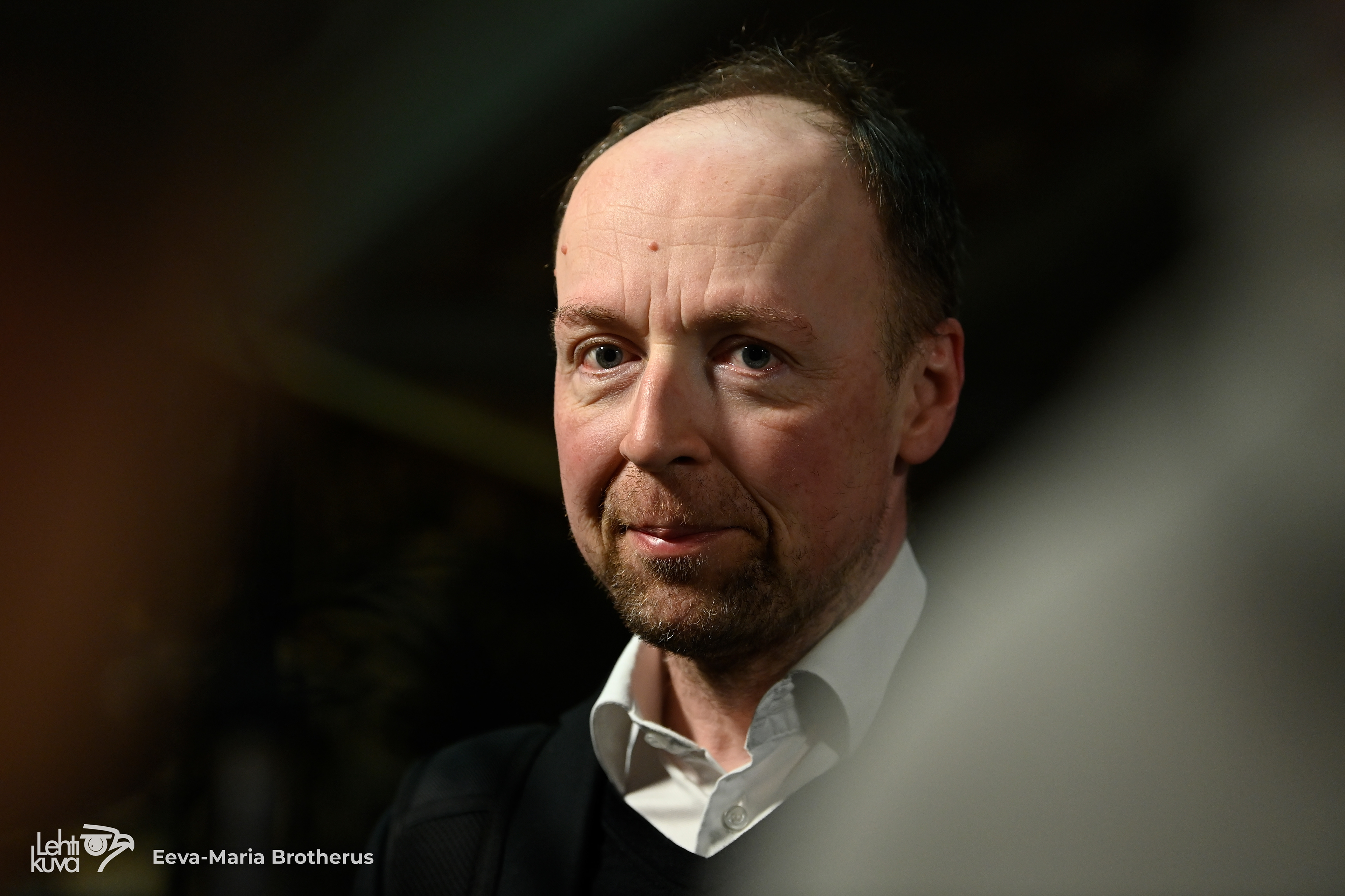 Kansanedustaja Jussi Halla-aho Säätytalolla 19.5.2023 hallitusneuvotteluiden aikaan. STT-Lehtikuva, 2023.