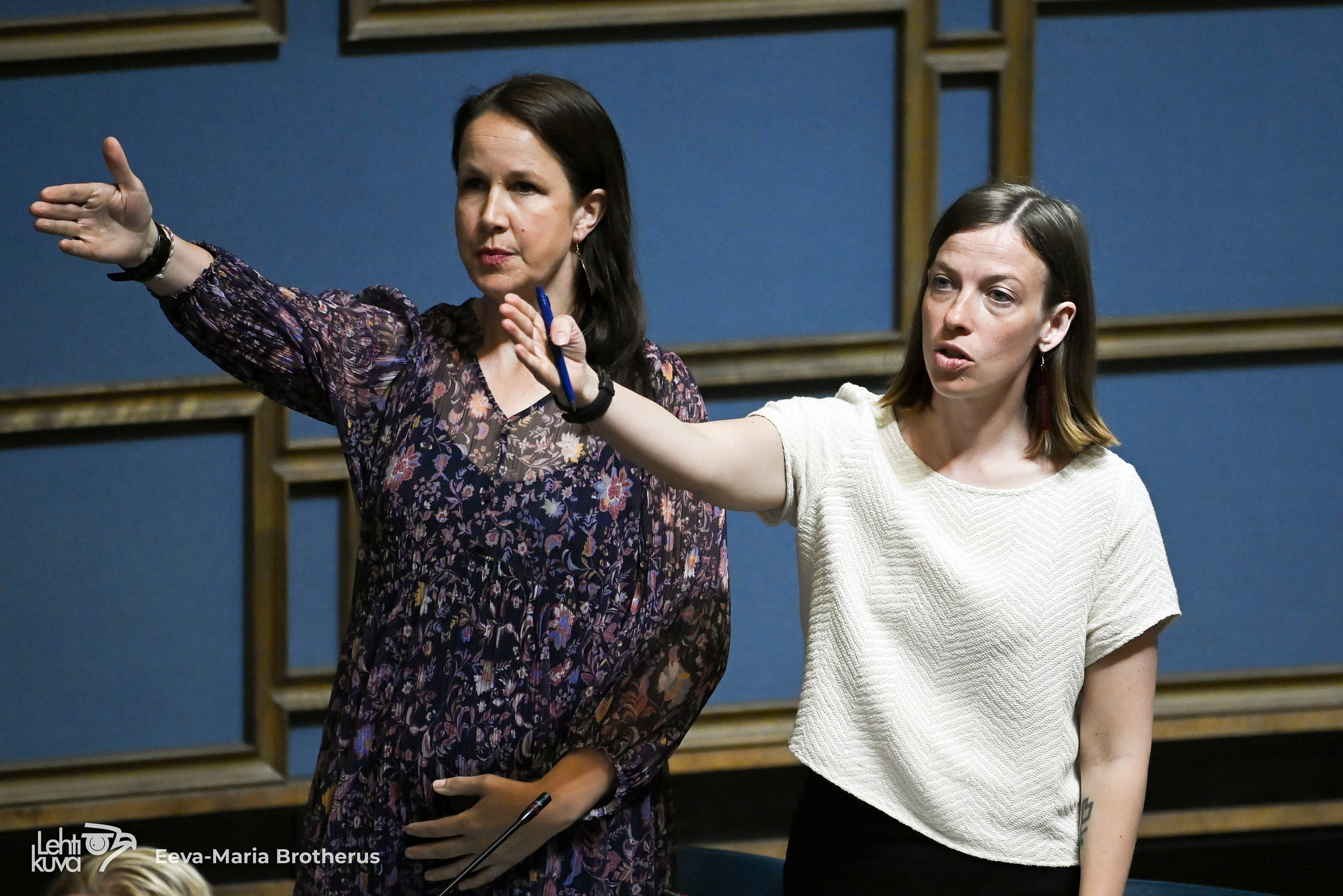 Vasemmistoliiton kansanedustajat Veronika Honkasalo (vas.) ja Li Andersson eduskunnan täysistunnossa 27.6.2023. STT-Lehtikuva, 2023.