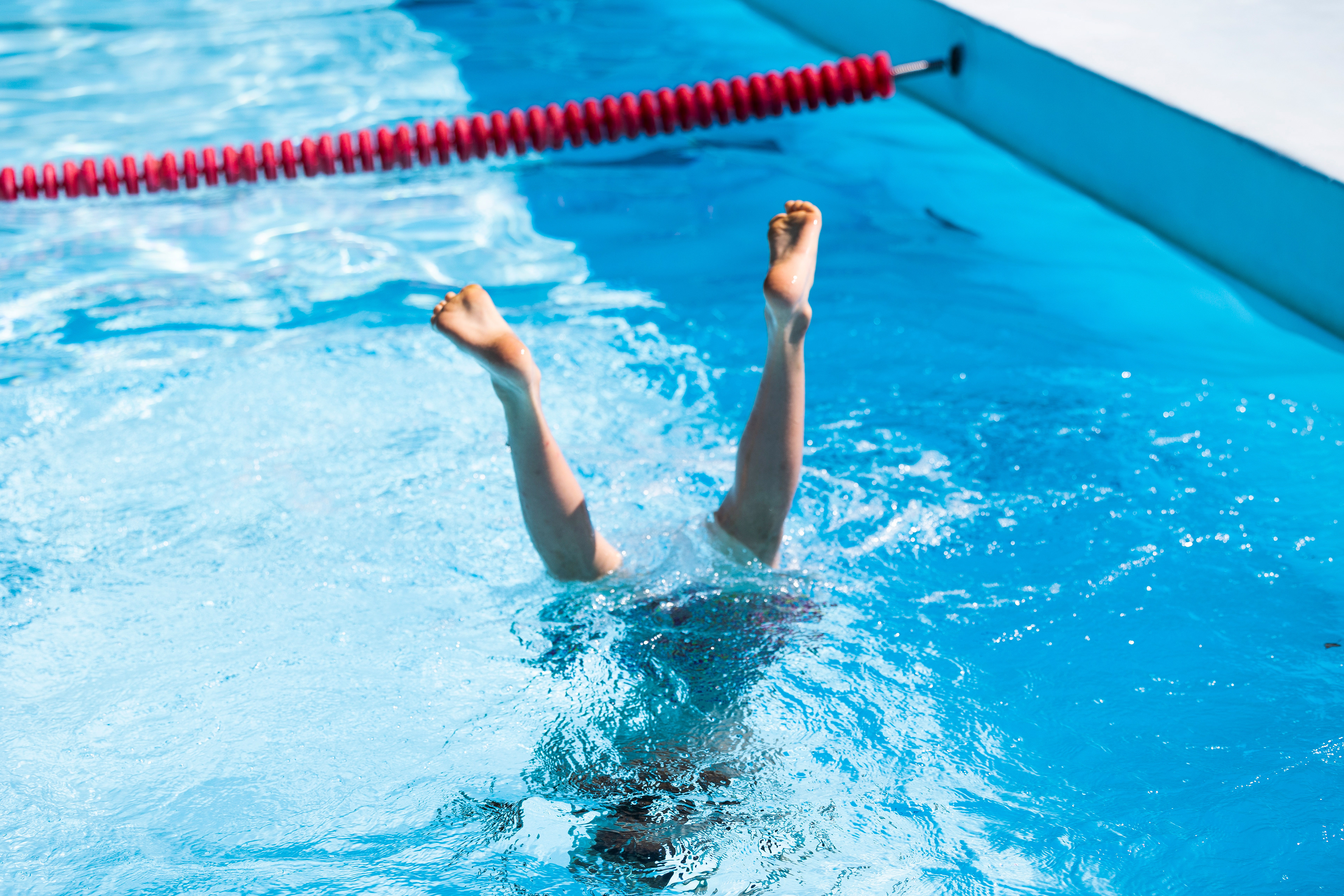 Uimari Otanmäen maauimalassa helteisenä kesäkuun maanantaina. Kainuun Sanomat, 2022.