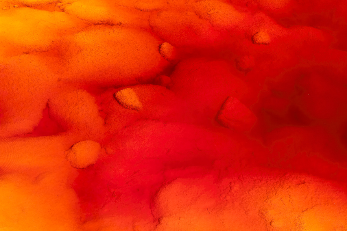 stones en colors in the river bed