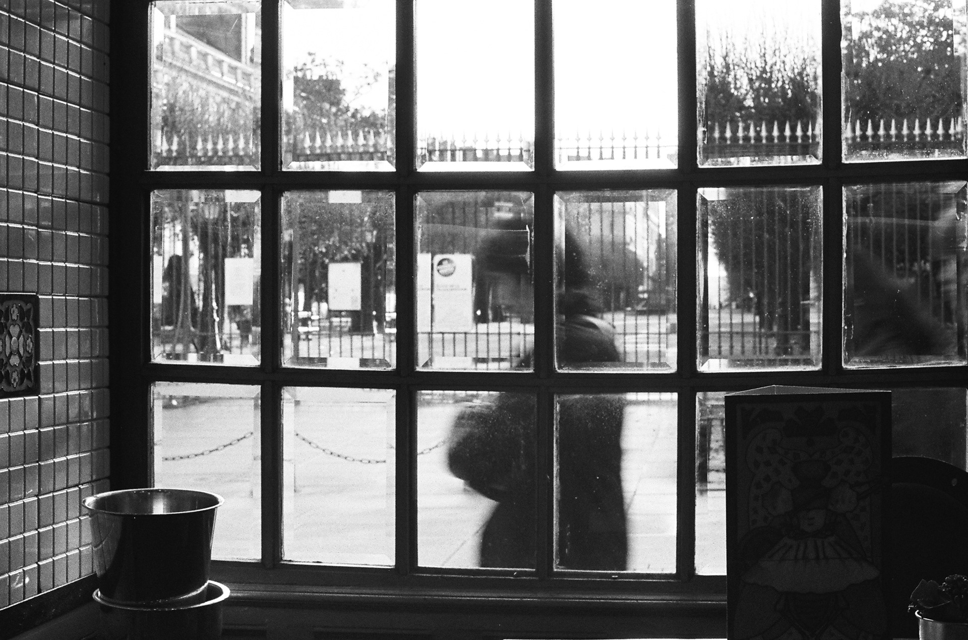 “La passante” © Arthur Radigois Nantes, Février 2025 Photographie argentique