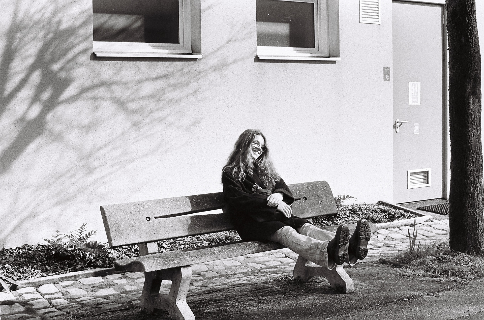 Je fis sa connaissance sur un banc. (...) C'était un banc très bien situé, adossé à un monceau de détritus ducis, de sorte que mes arrières étaient couverts. Mes flancs aussi, partiellement, grâce à deux arbres vénérables, et même morts, qui flanquaient le banc de part et d'autre." Beckett - ©️ 02/2025 - Nantes  iso 400