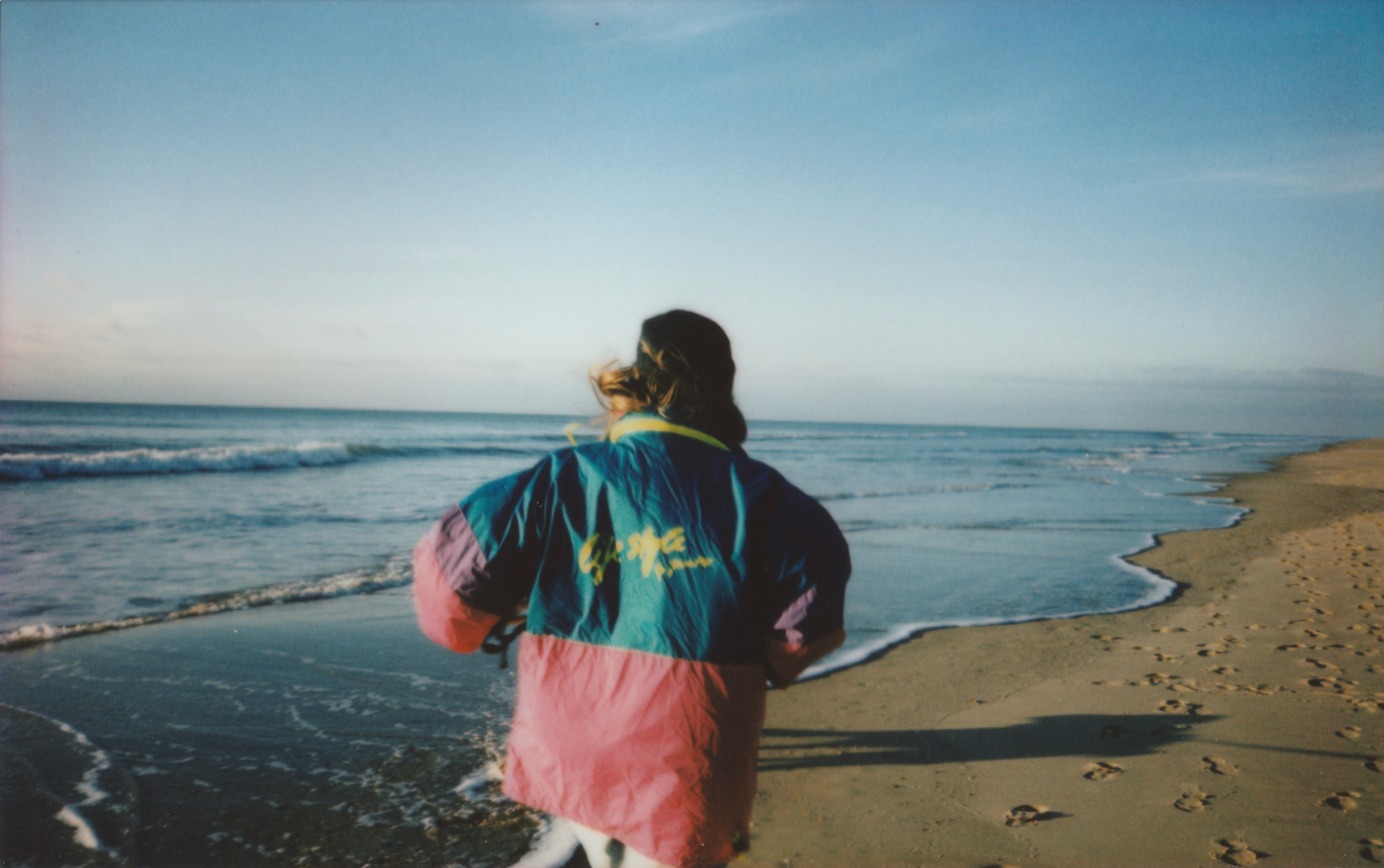 “Femme qui court avec son chien” © Arthur Radigois Saint-Palais-Sur-Mer, 7 Décembre 2022 Film instantané (détail)