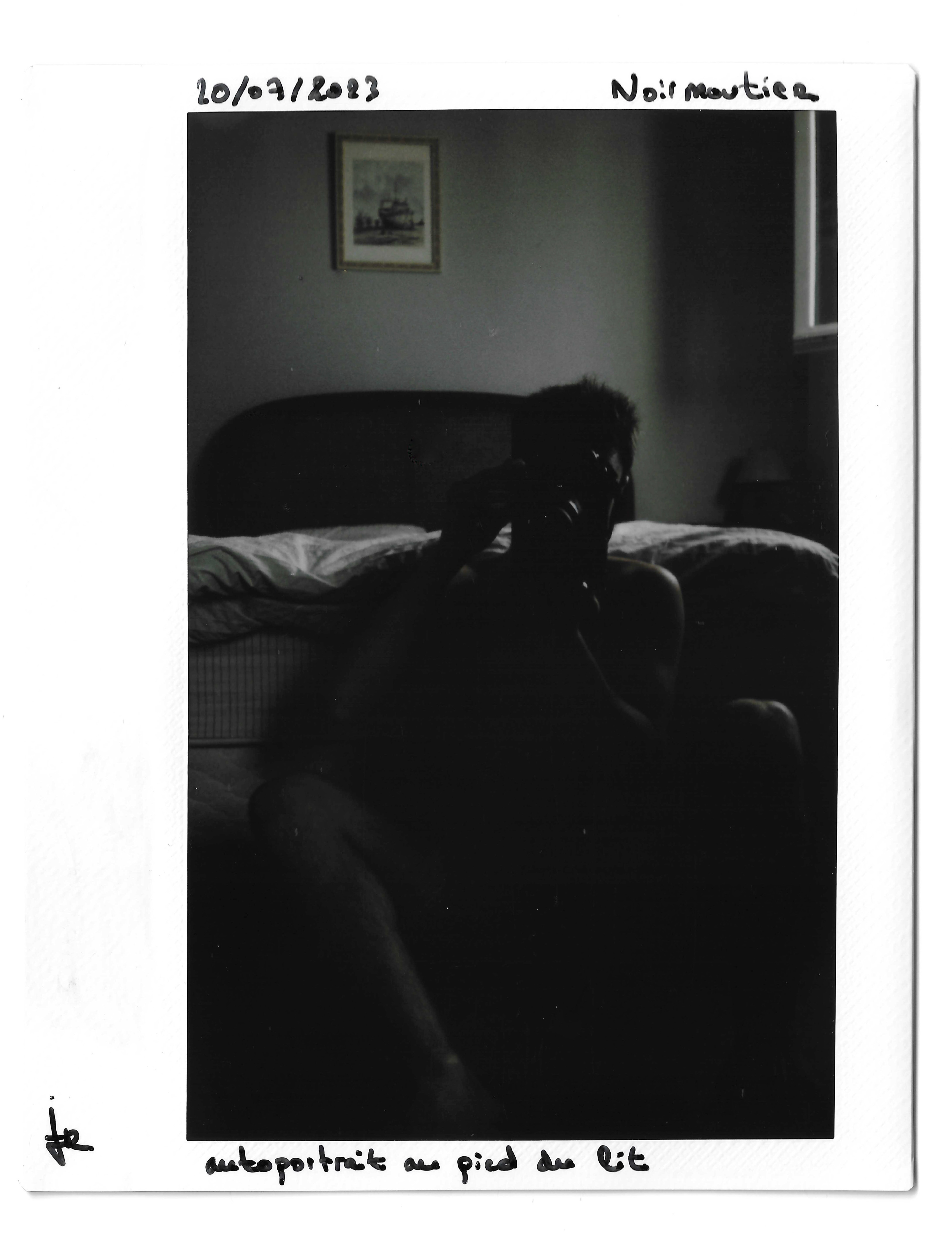 Autoportrait au pied du lit ©️