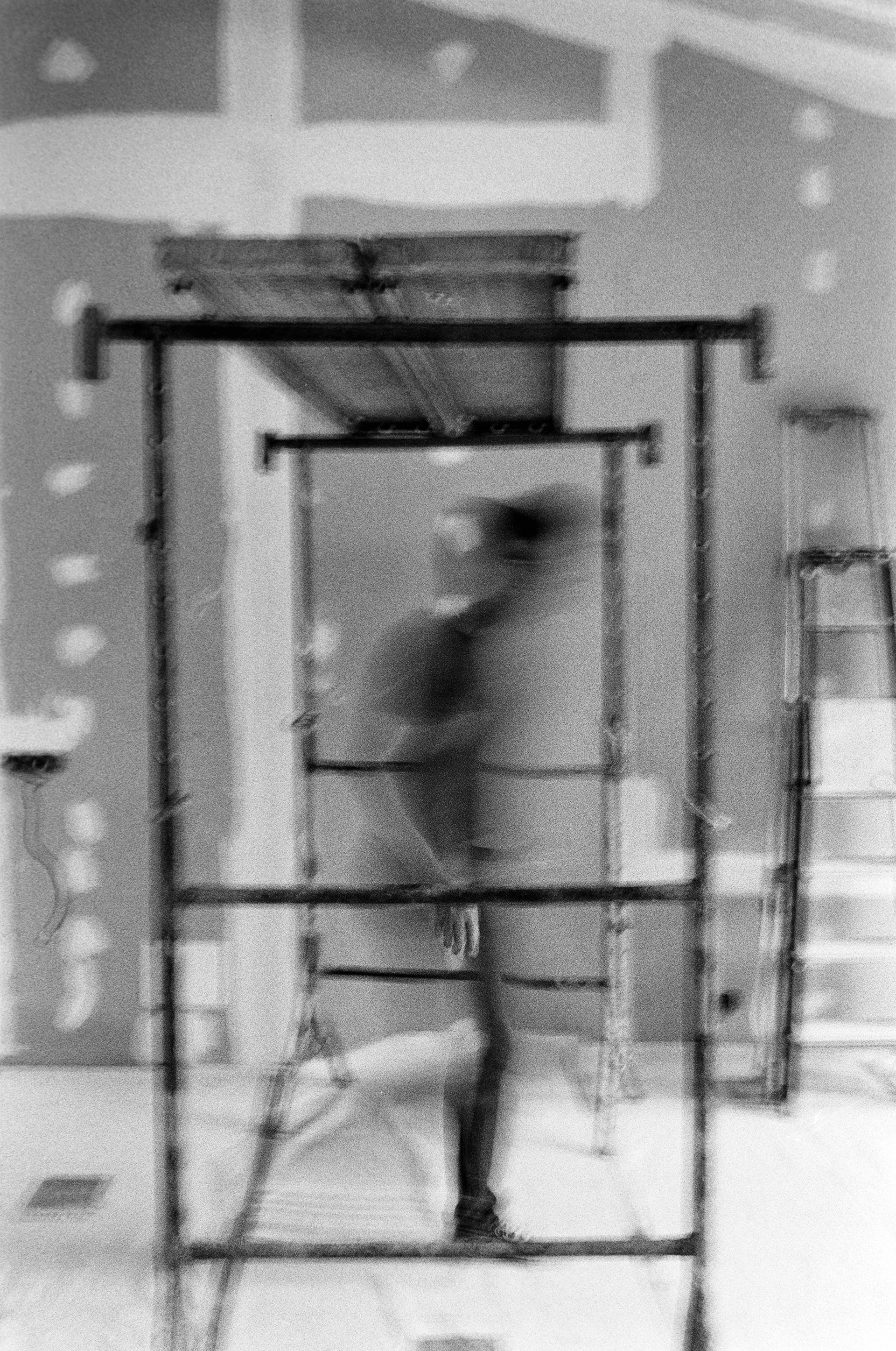 “L’homme qui marche” © Arthur Radigois Tours, Avril 2025  Photographie argentique