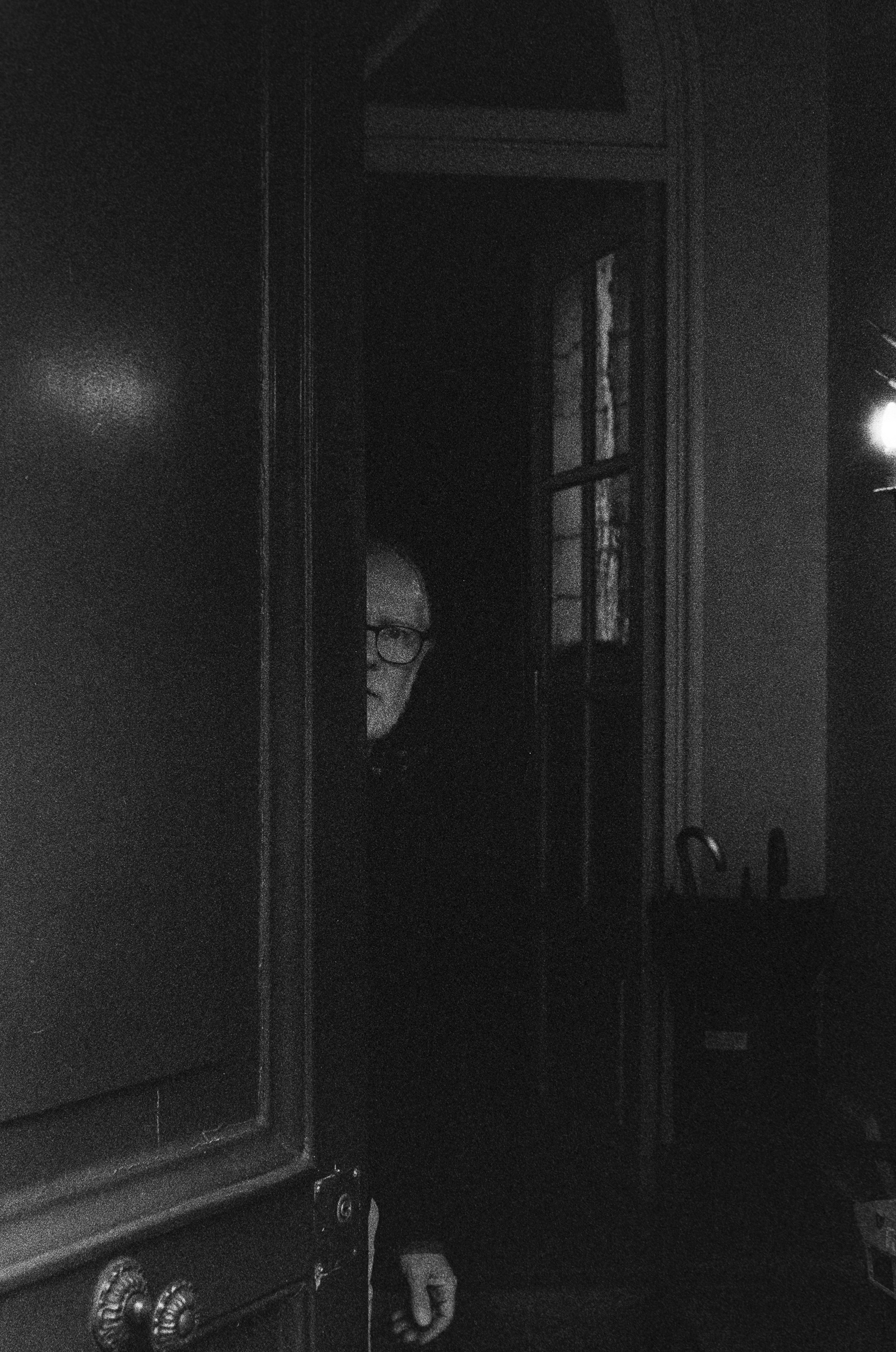 “O. m’ouvrant la porte” © Arthur Radigois Tours, 27 Janvier 2026  Photographie argentique