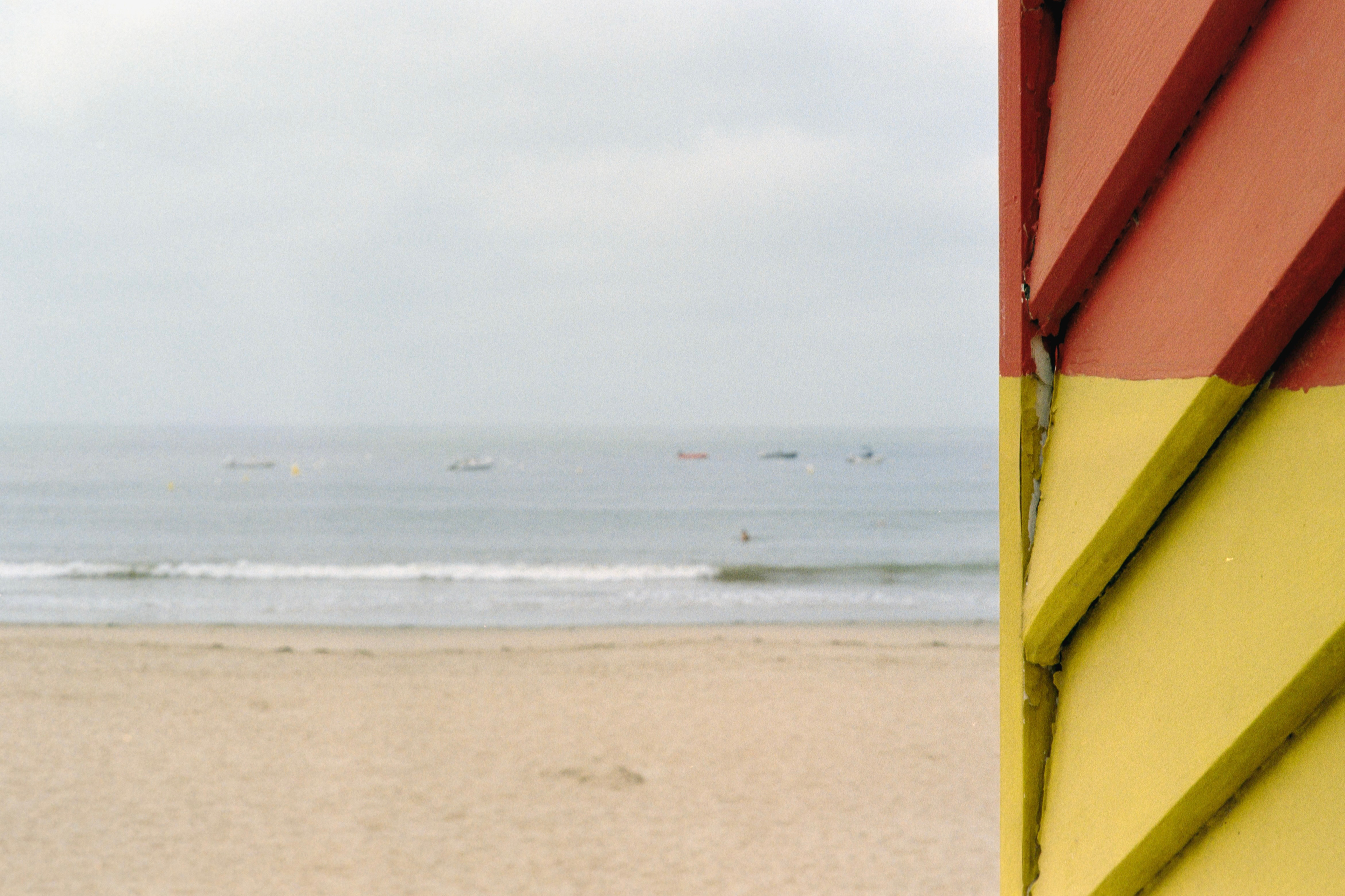 diagonales rouges/jaunes  © Juin 2025 — St-Palais-Sur-Mer