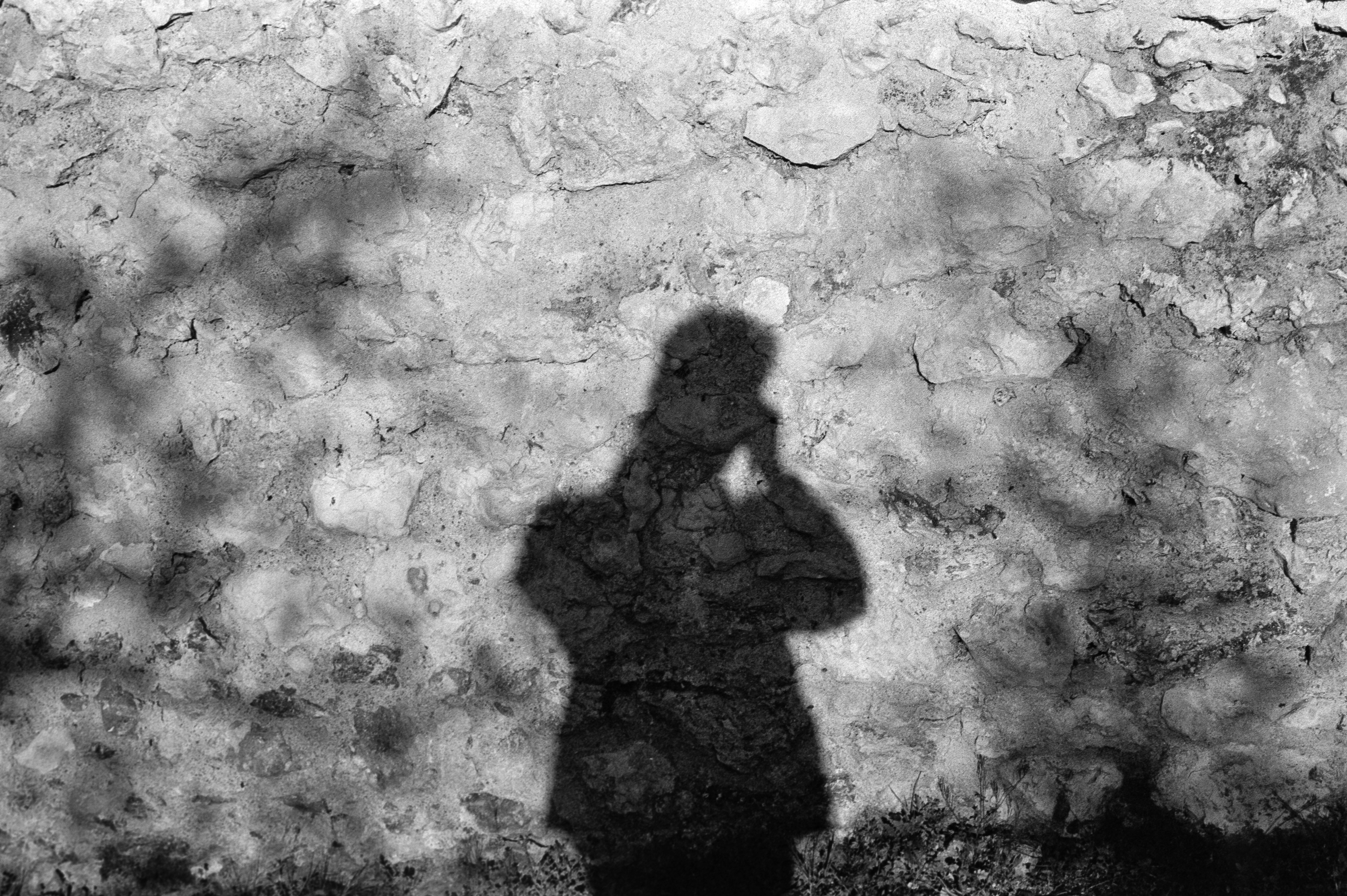 Autoportrait au mur © Mars 2026/Tours - iso 400