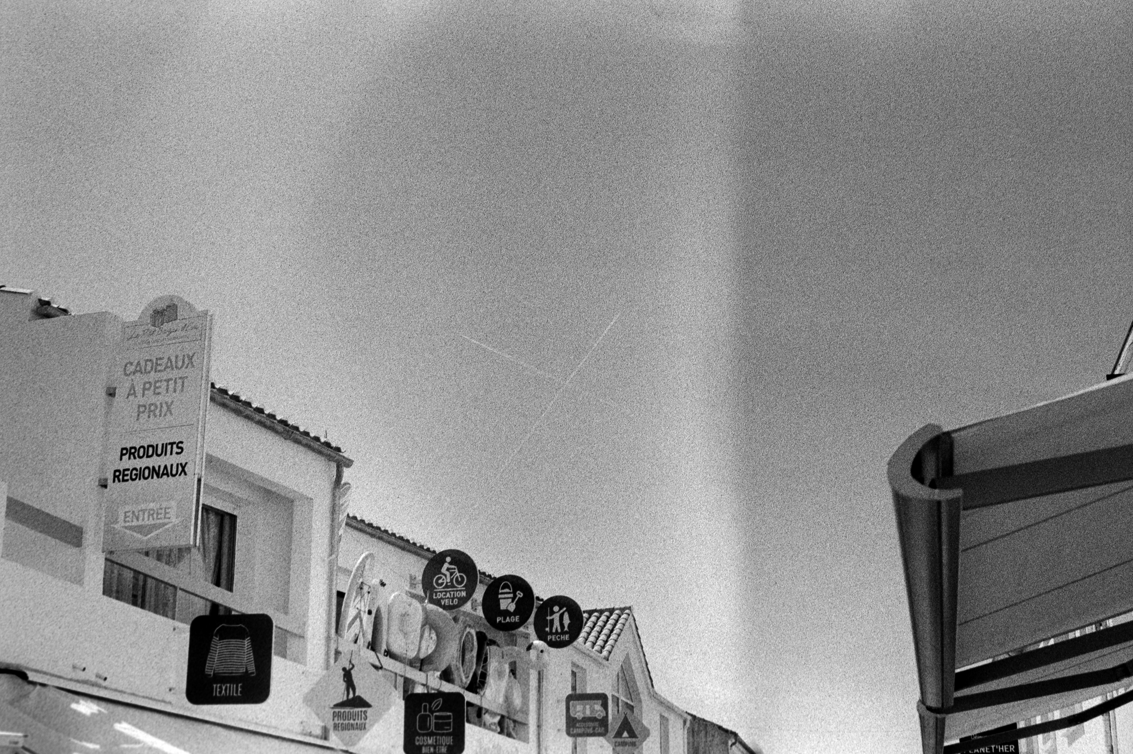 Enseignes © Avril 2026/Noirmoutier - iso 200