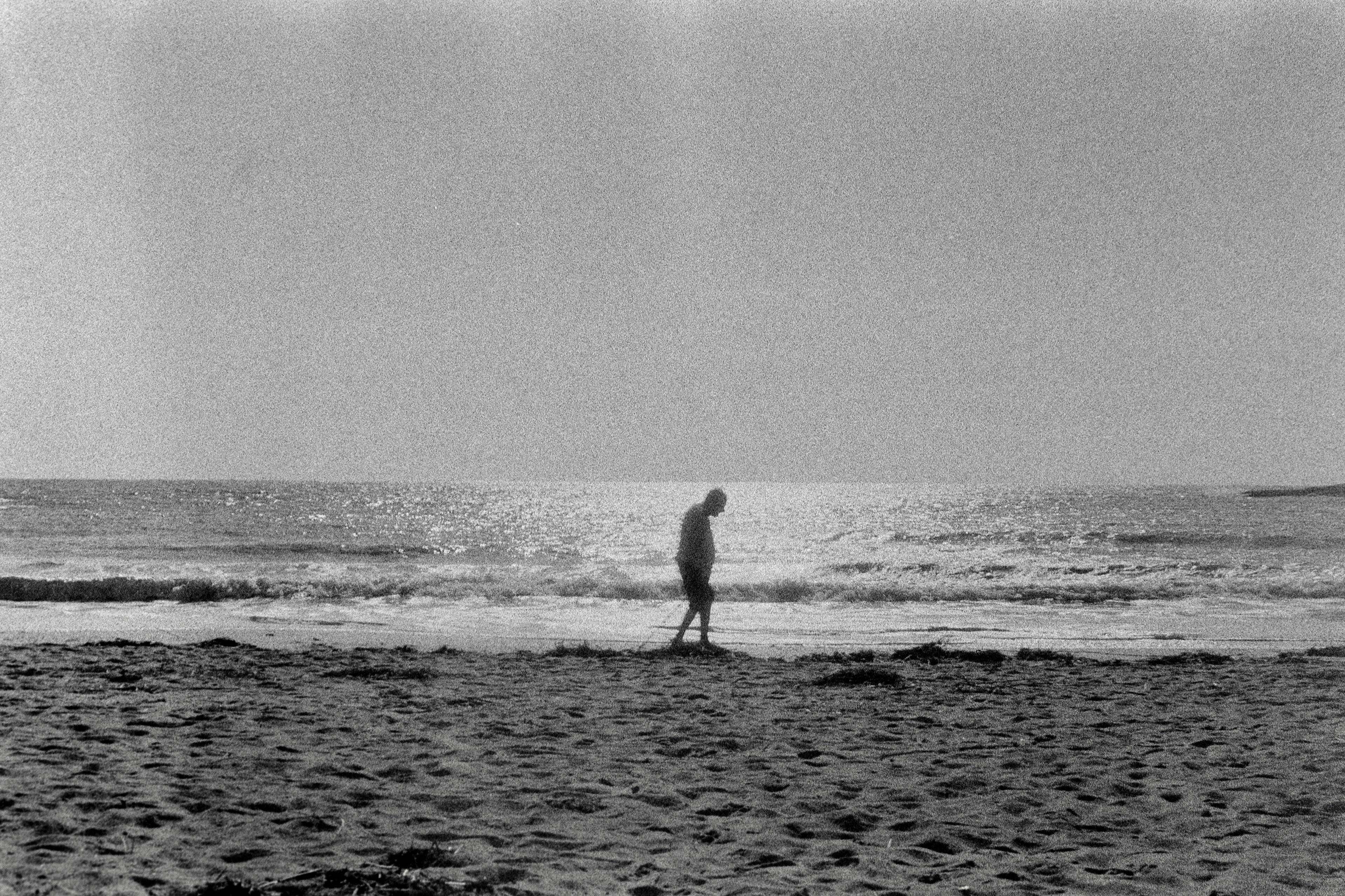 “Le vieillard” © Arthur Radigois Saint-Palais-Sur-Mer, Octobre 2025 Photographie argentique