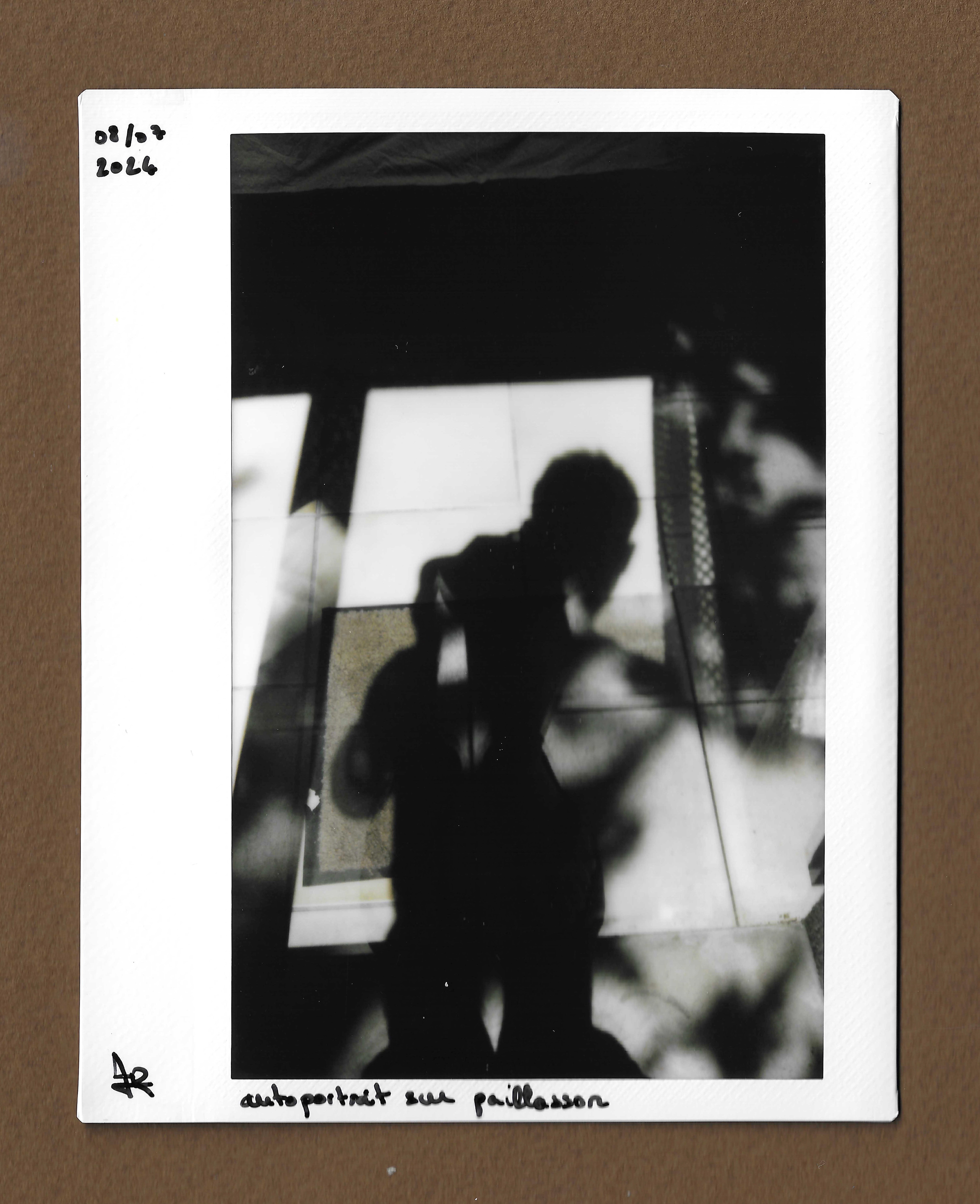 autoportrait sur paillasson ©️