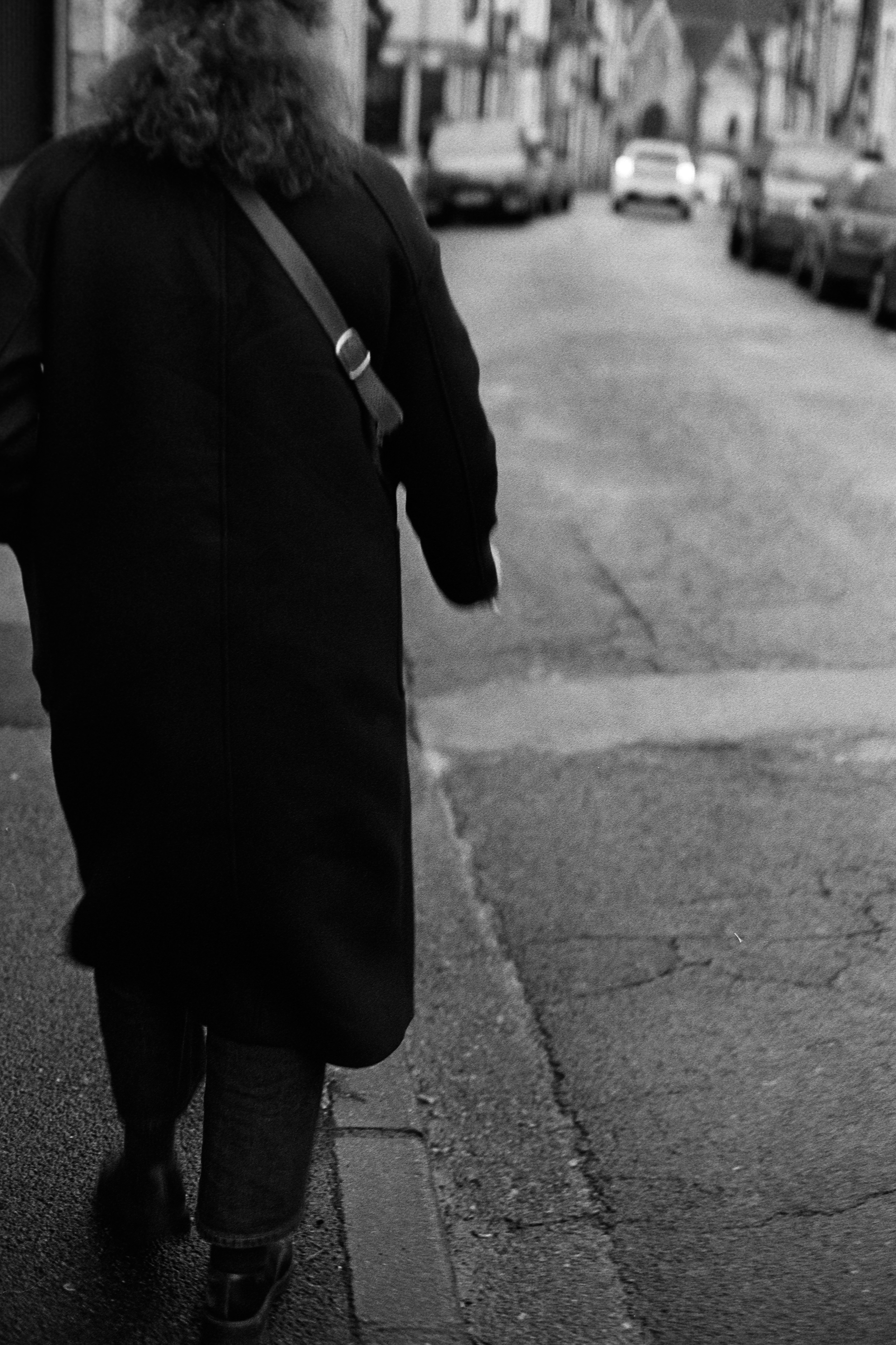 A. marchant dans la rue © Décembre 2025/Tours