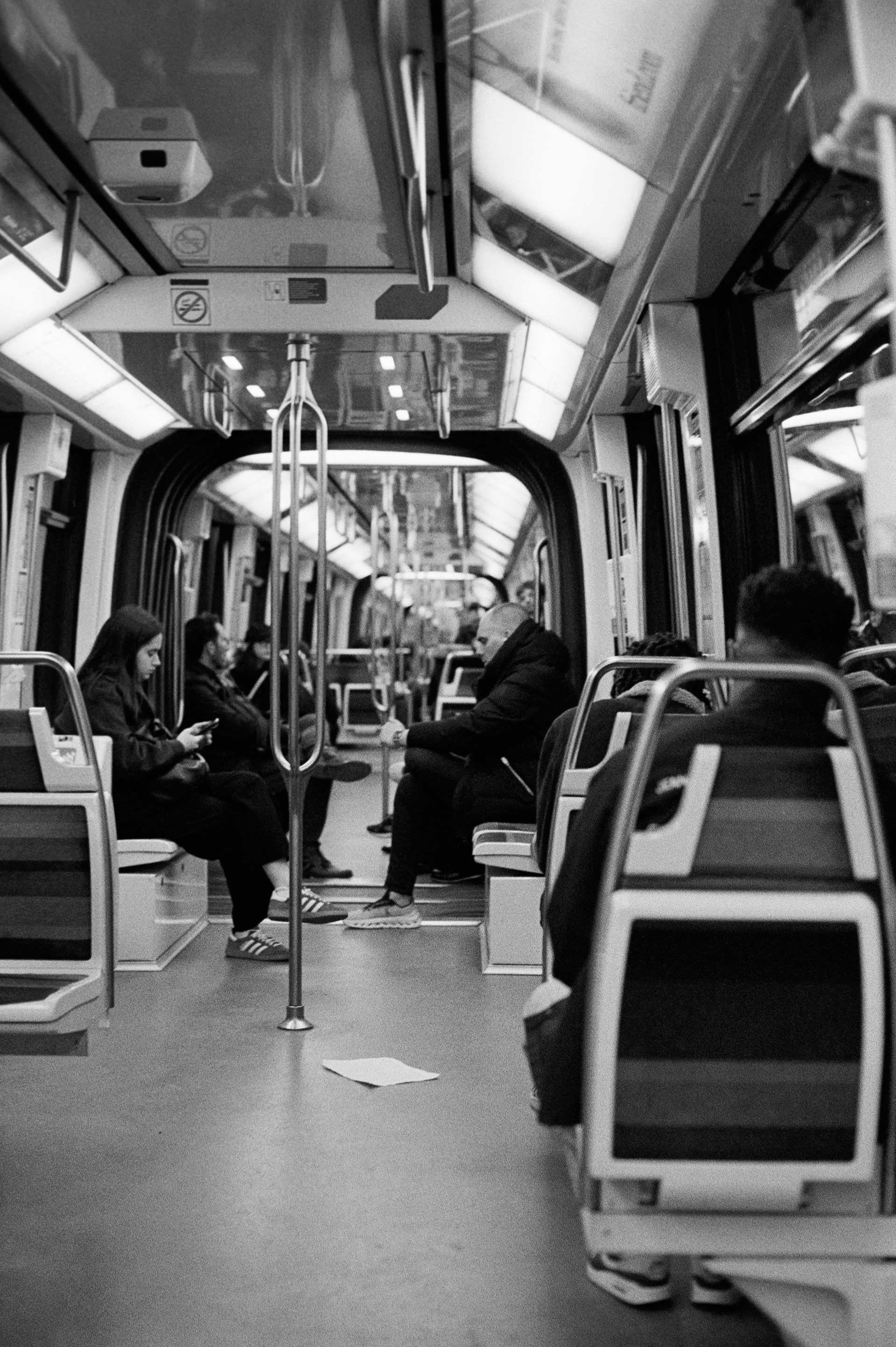 Une feuille dans le métro © Mars 2026/ Paris - iso 400