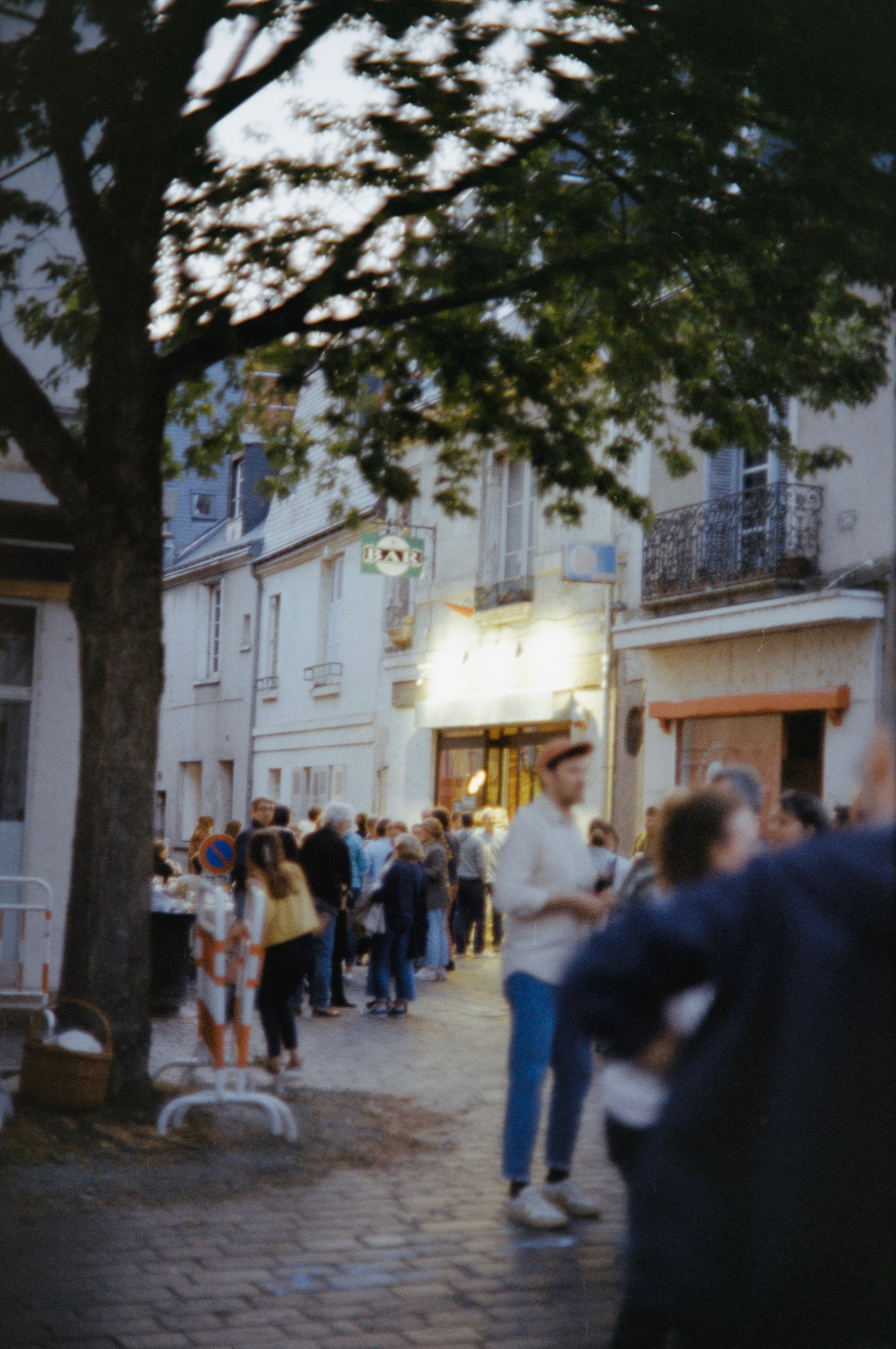 entrée du bar ©️mai 2025 / (Tours) 