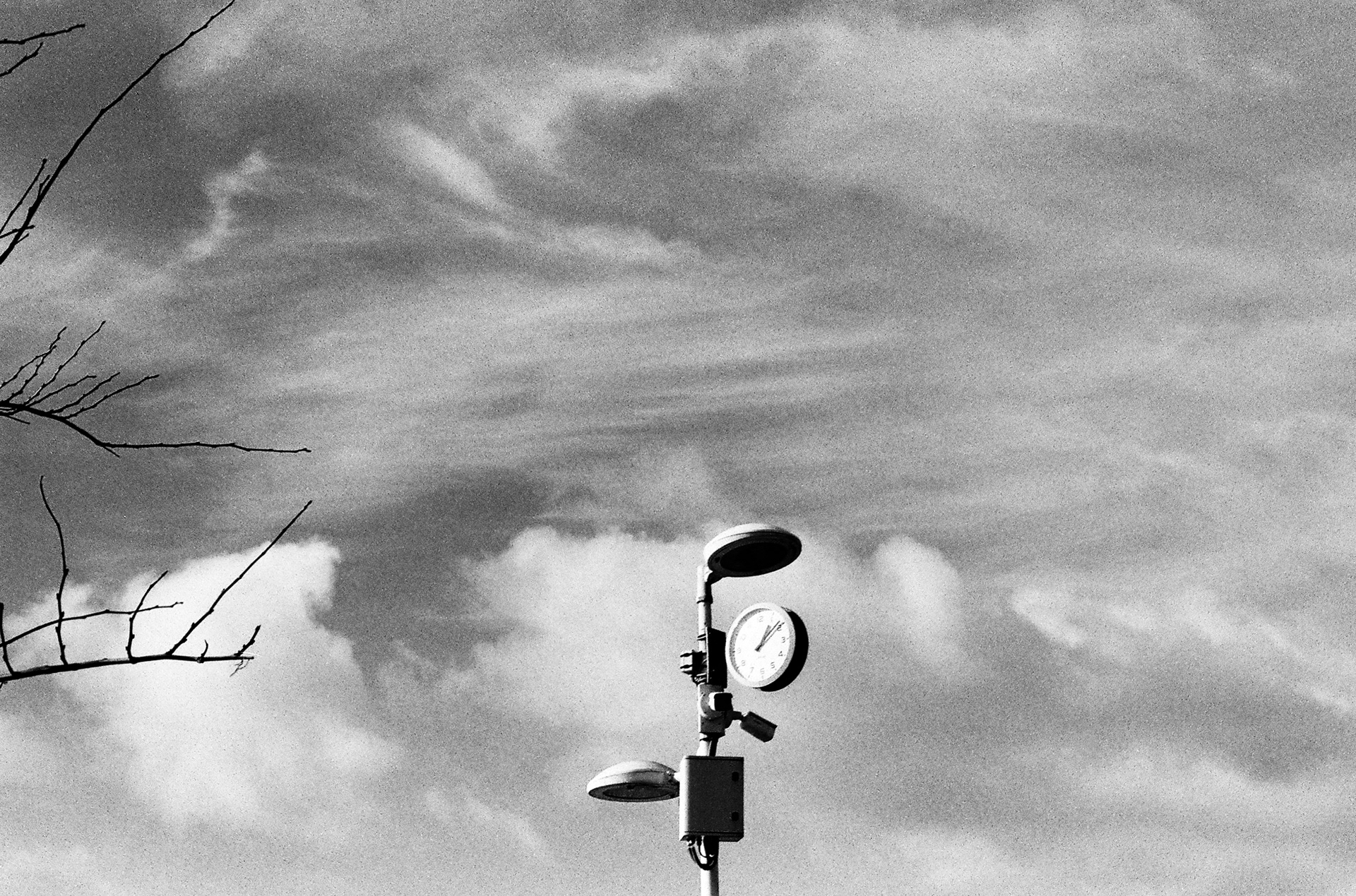 “La pendule sur la conche” © Arthur Radigois Saint-Palais-Sur-Mer, Décembre 2024 Photographie argentique