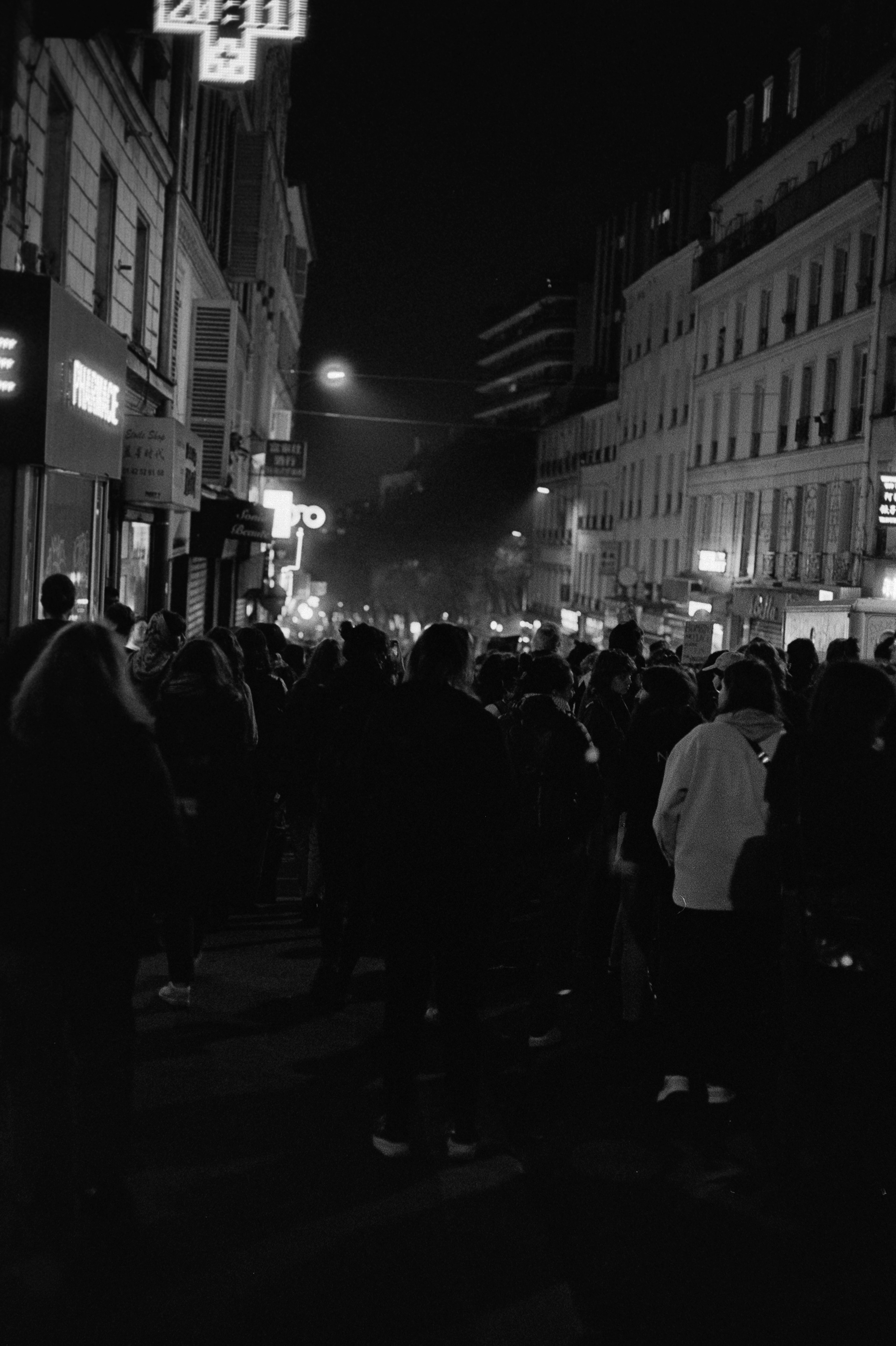 A 20h11 rue de Belleville © Mars 2026/Paris - iso 400