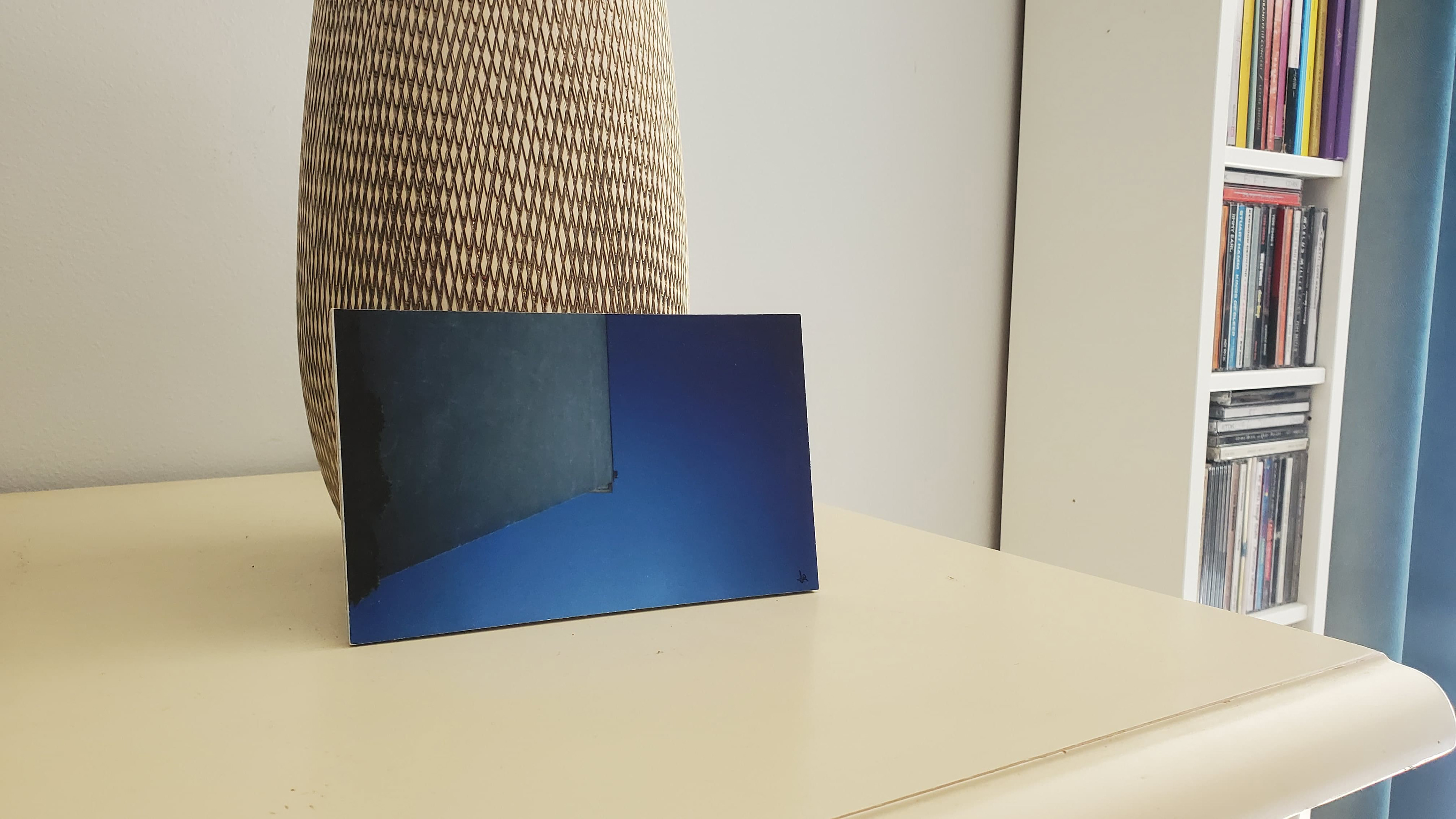 bâtiment sur fond bleu © (impression polaroid papier-mousse)