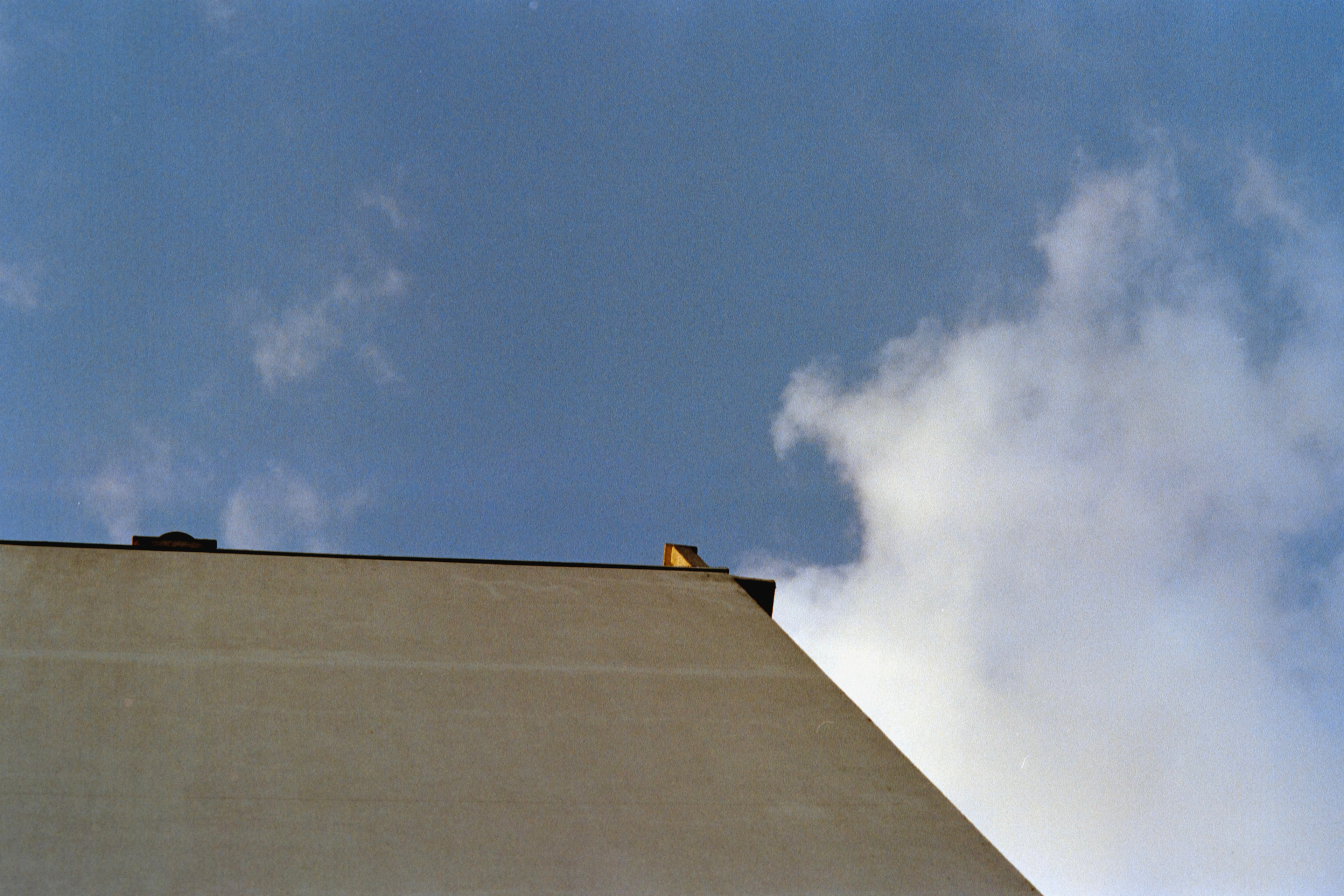 Bâtiment sur fond bleu  © Juin 2025 — Tours