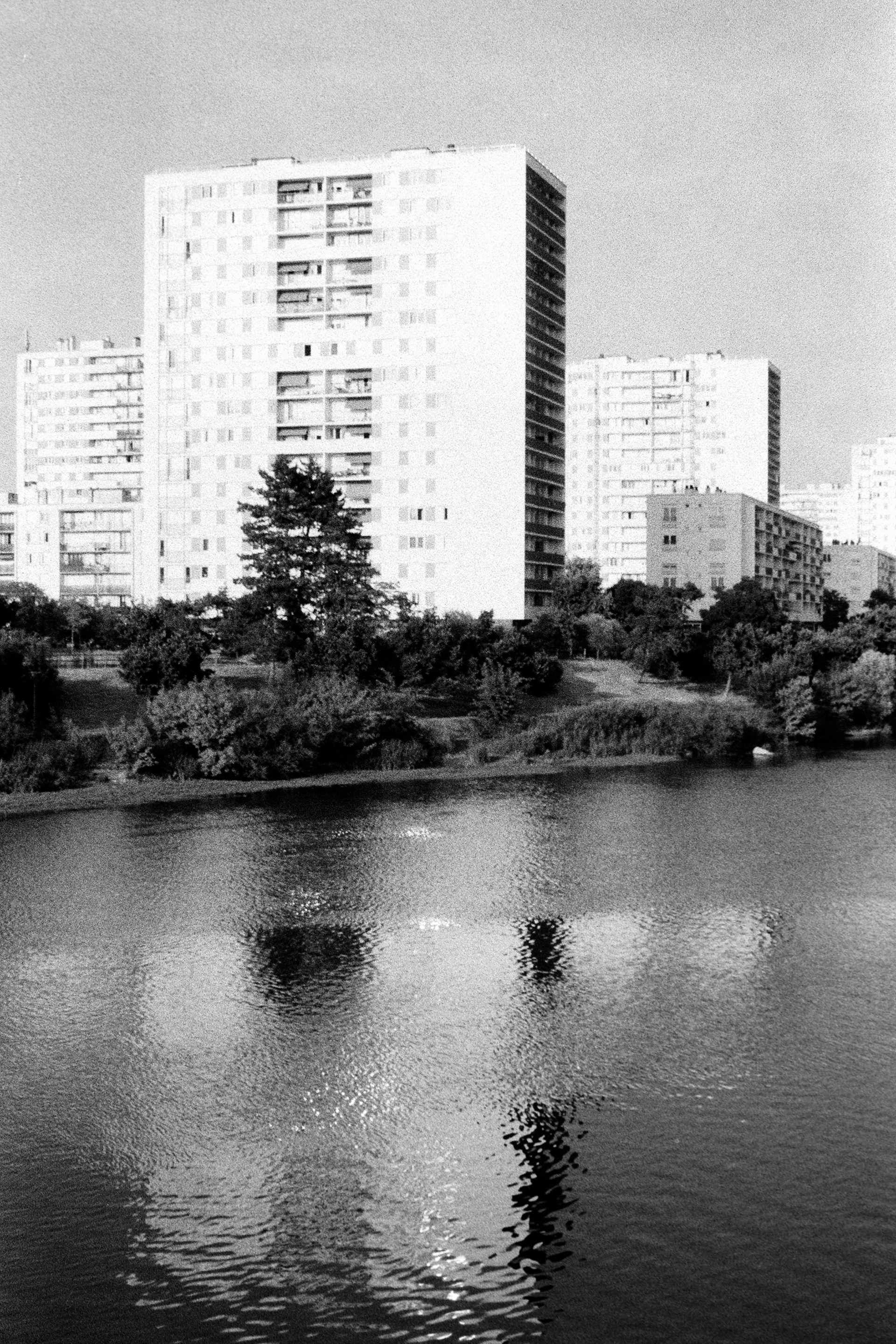 Immeuble et reflets ©️ Juin 2025 — Tours