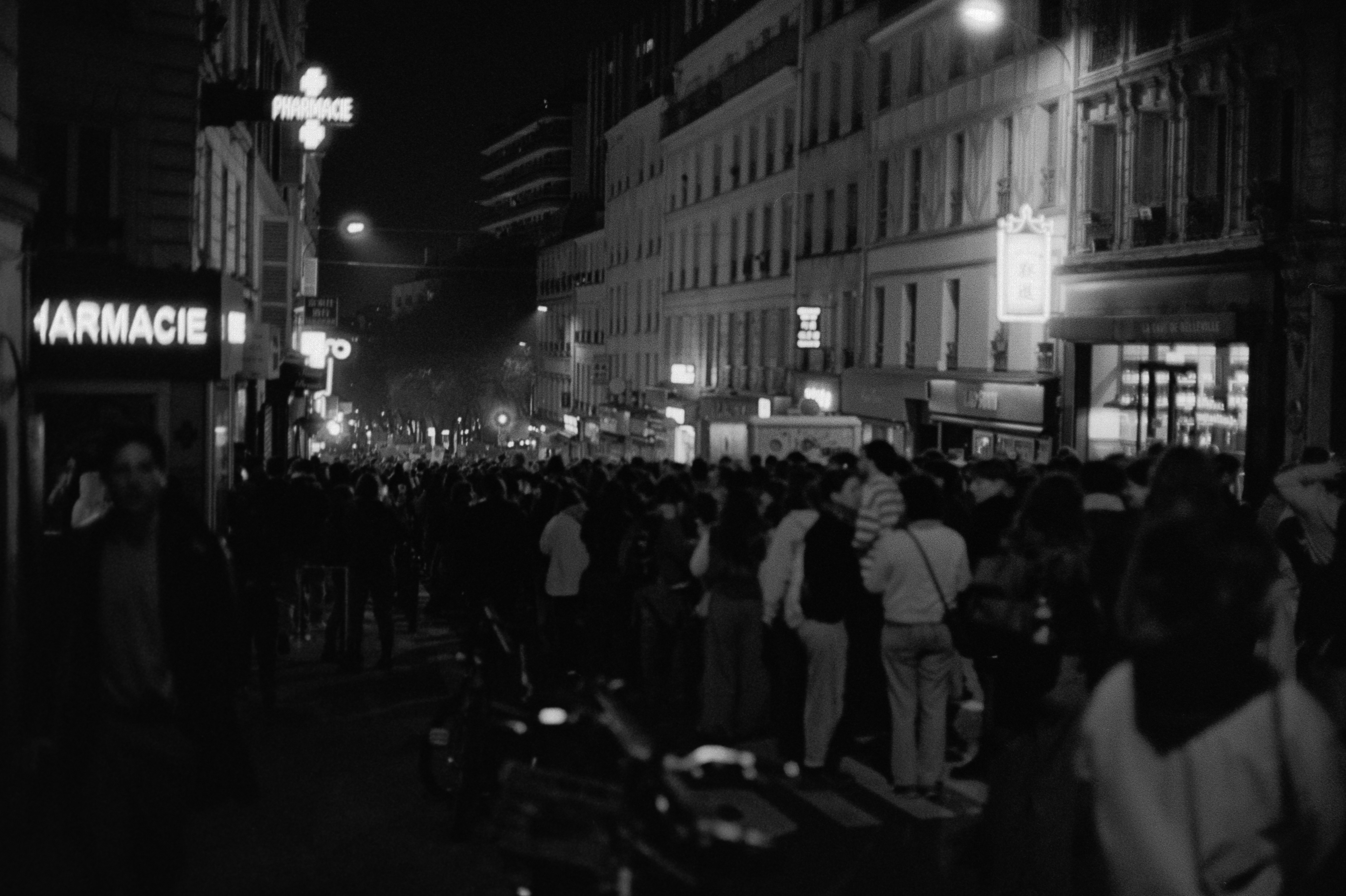 Une foule à Belleville © Mars 2026/Paris - iso 400