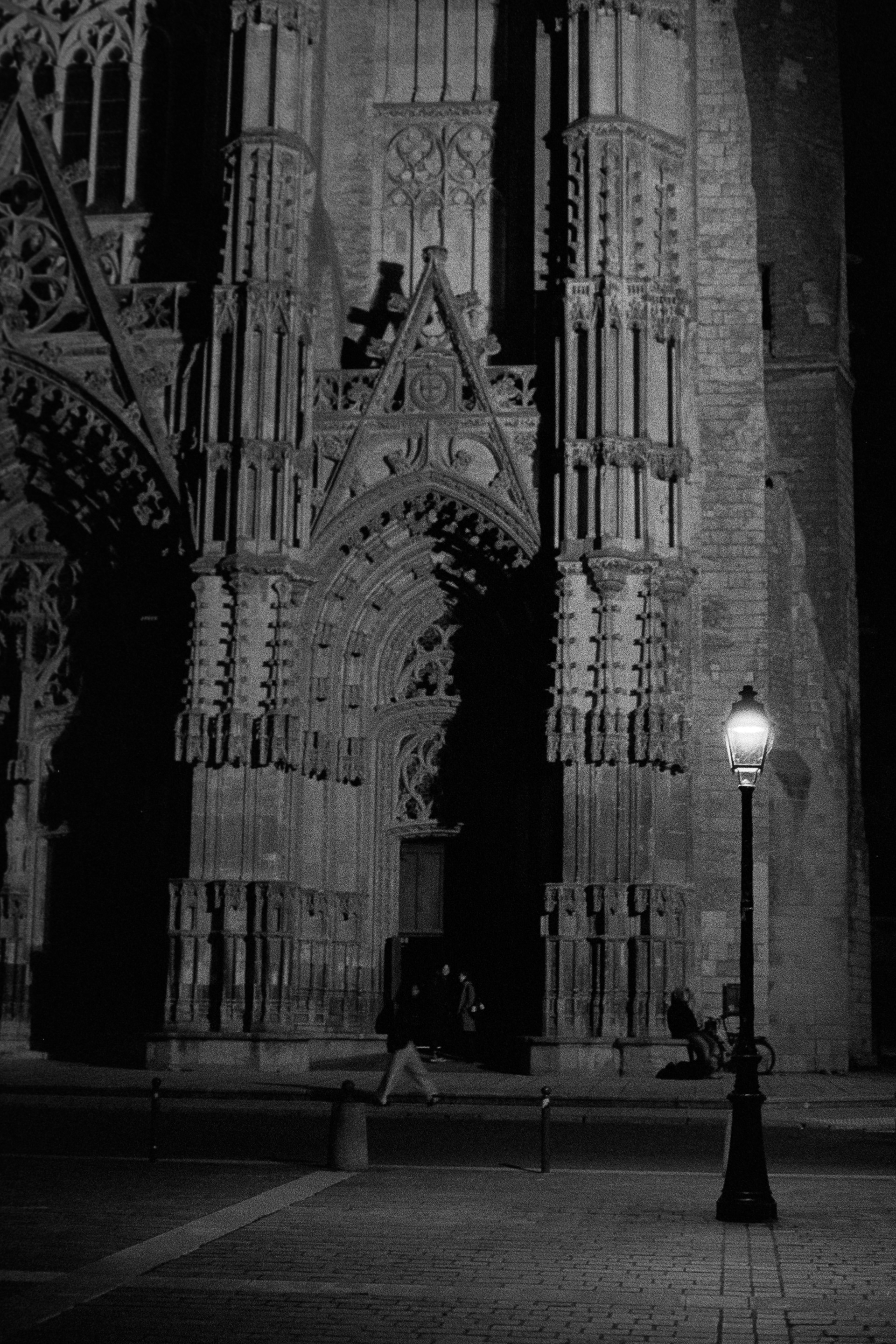 Cathédrale et lampadaire © Novembre 2025/Tours