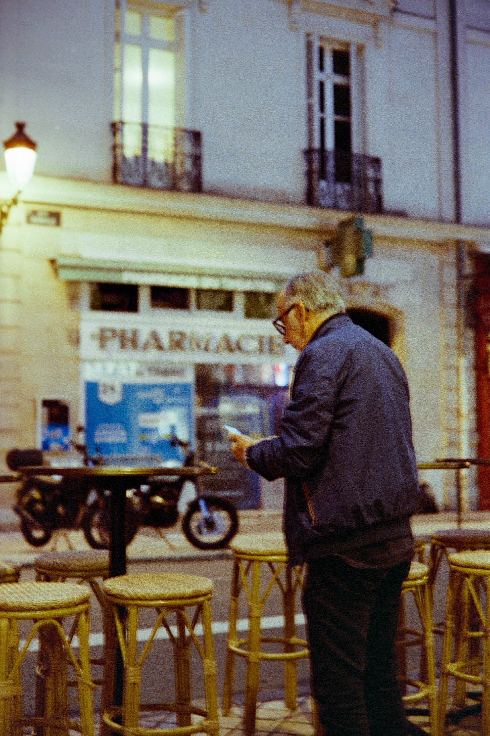Le monsieur au téléphone ©️ — Octobre 2025/Tours