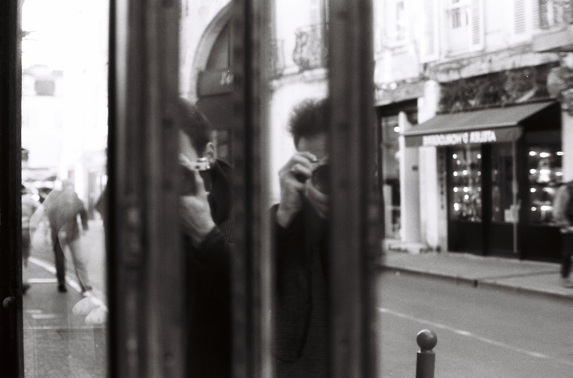 autoportrait à l'angle ©️ — décembre 2024/La Rochelle