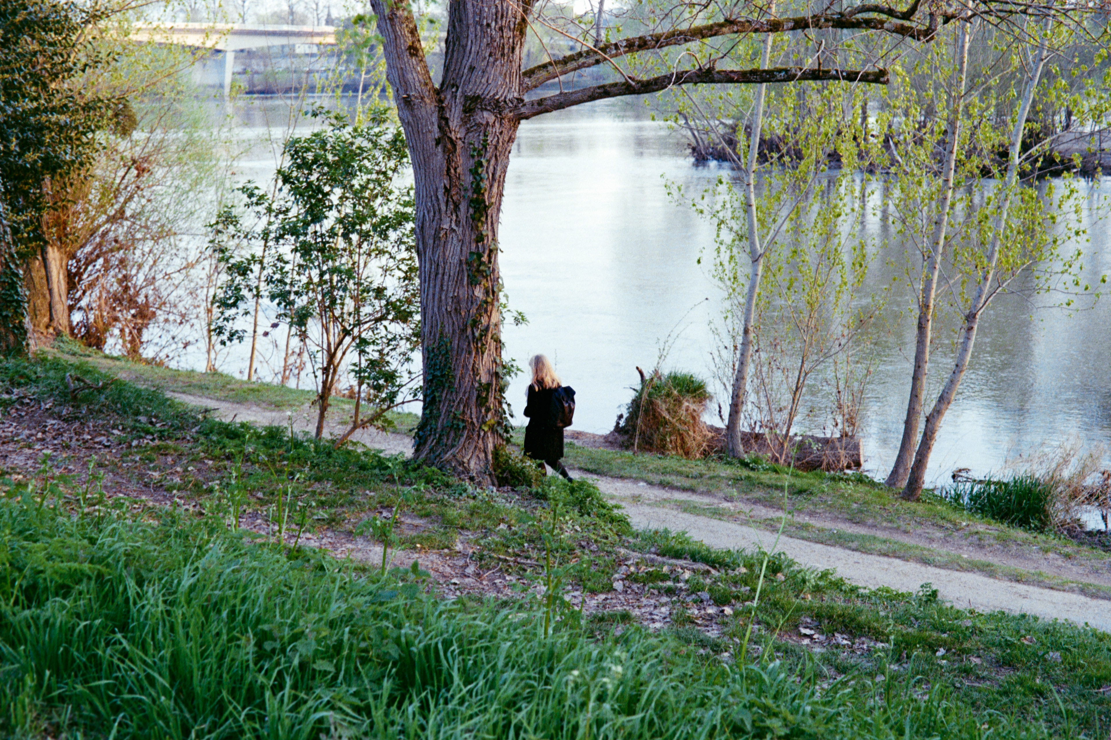 Une femme sur les bords de Loire © Mars 2026/Tours - iso 400