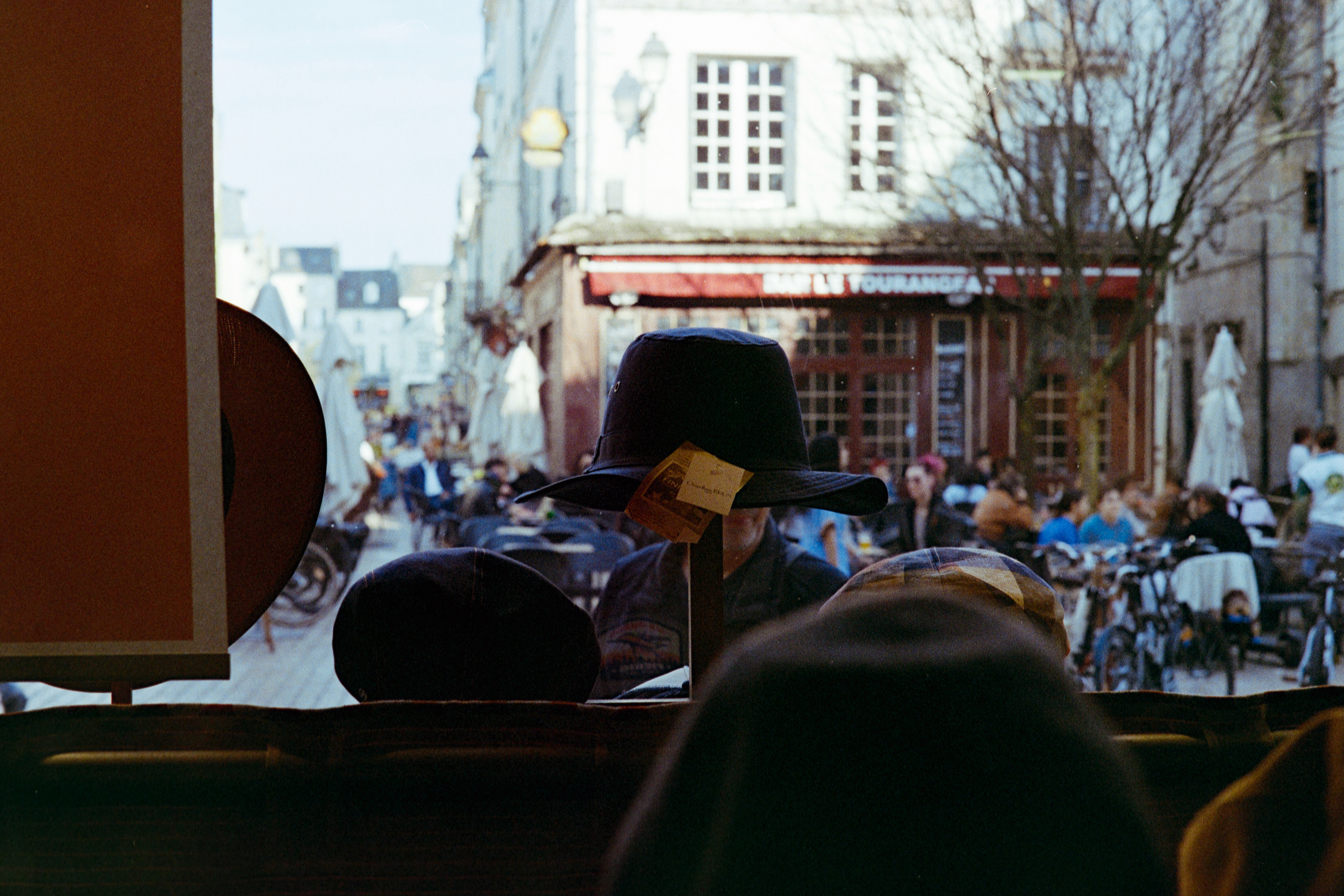 L'homme au chapeau © Mars 2026/Tours - iso 400