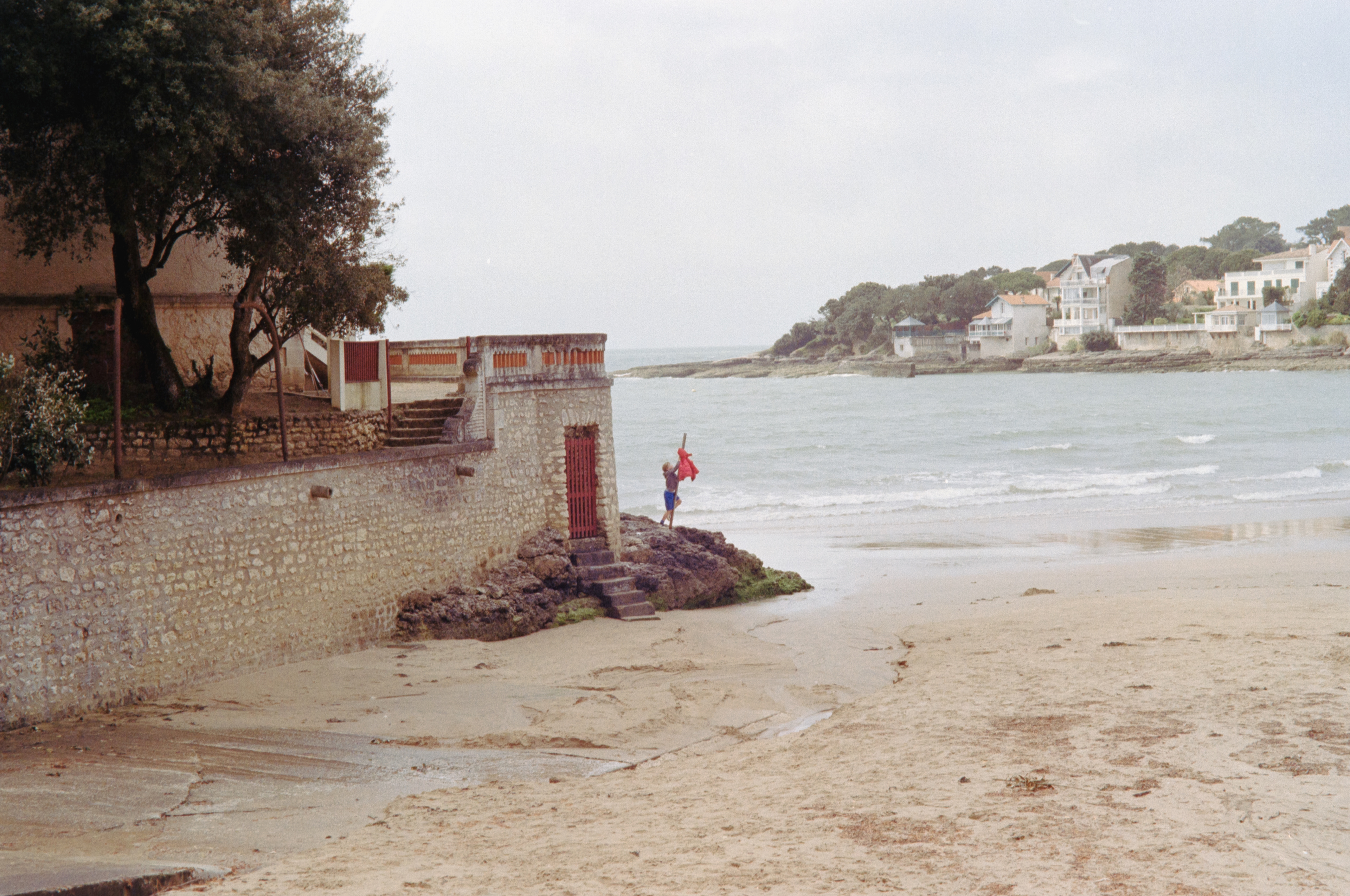“L’enfant et le manteau” © Arthur Radigois Saint-Palais-Sur-Mer, Avril 2025 Photographie argentique