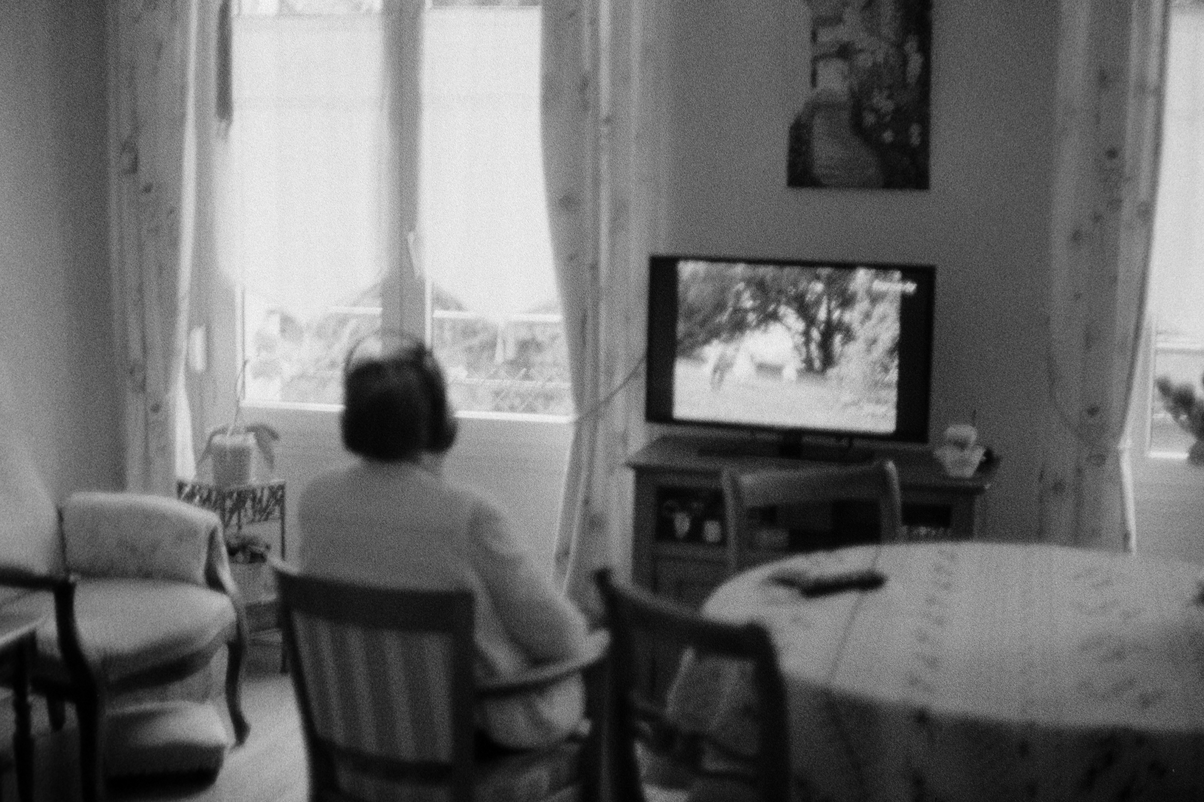 L. devant son téléviseur©️ — Janvier 2026/Nantes