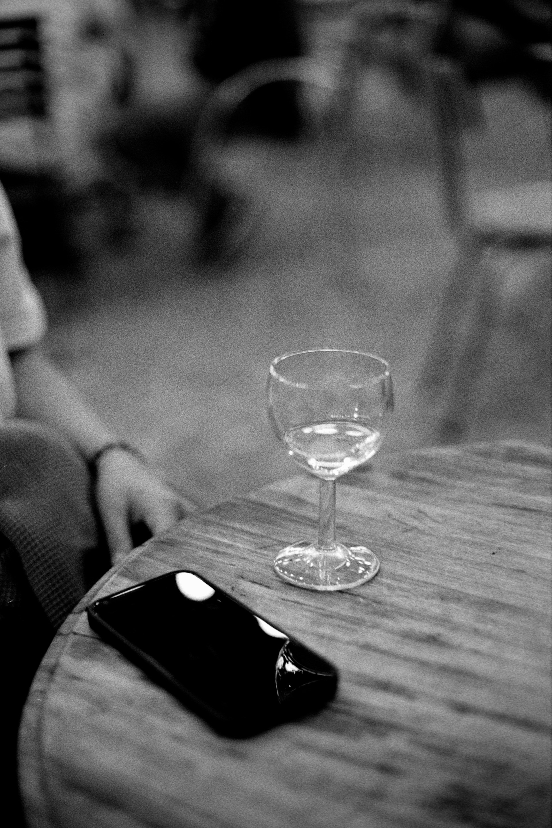 Série du Téléphone: Le petit verre ©️ Juin 2025 — Tours