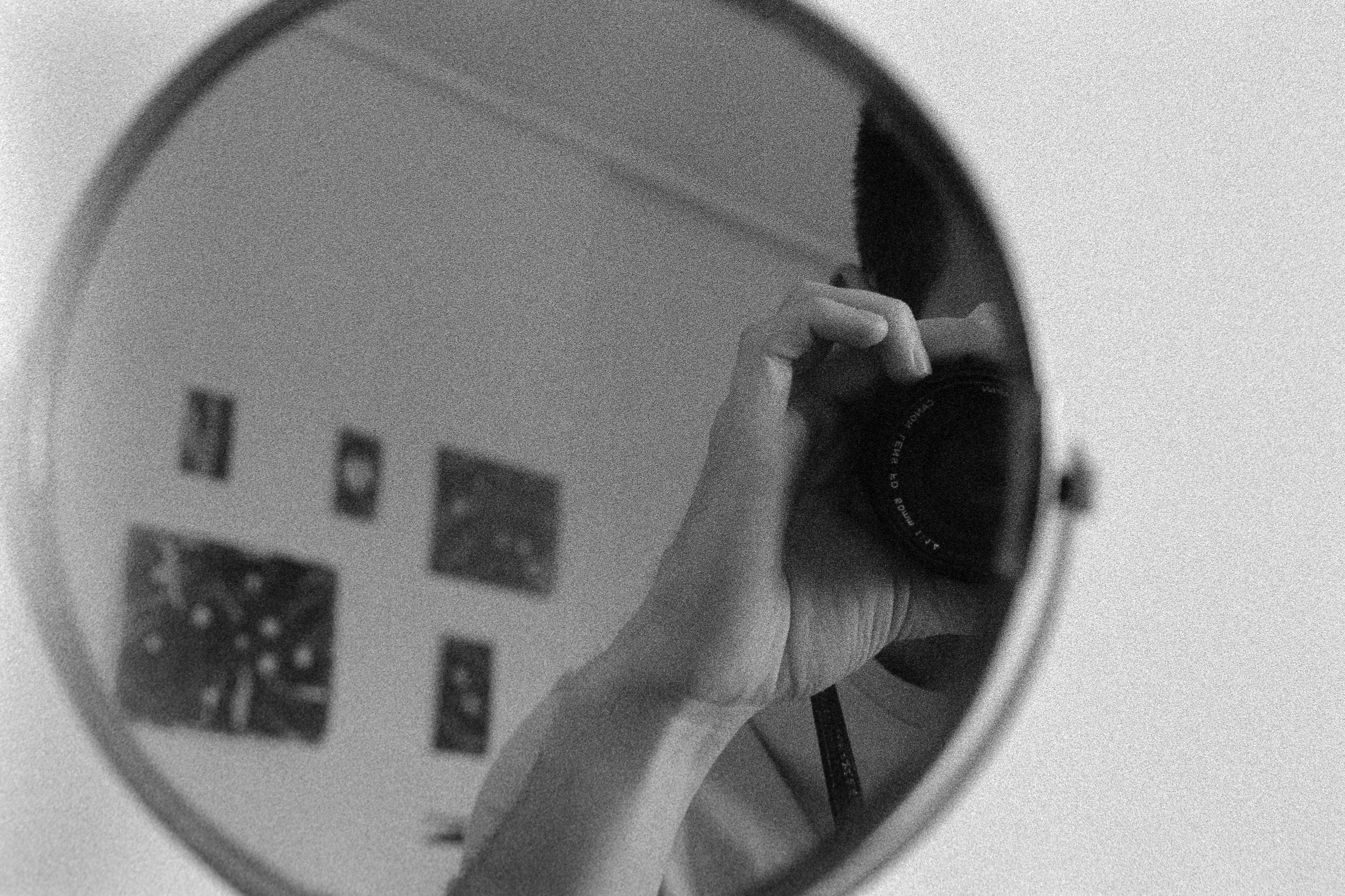 Autoportrait à la main © Novembre 2025/Tours