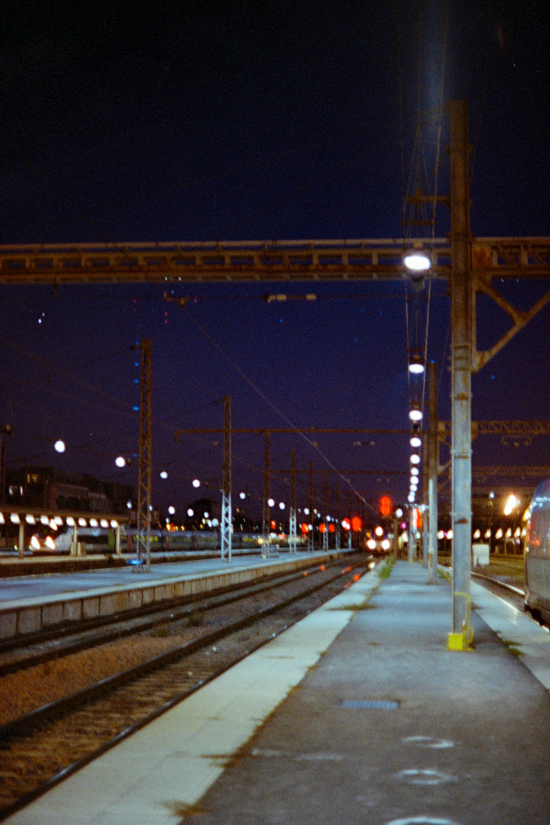 “L’arrivée du train” © Arthur Radigois Tours, 31 Décembre 2025  Photographie argentique