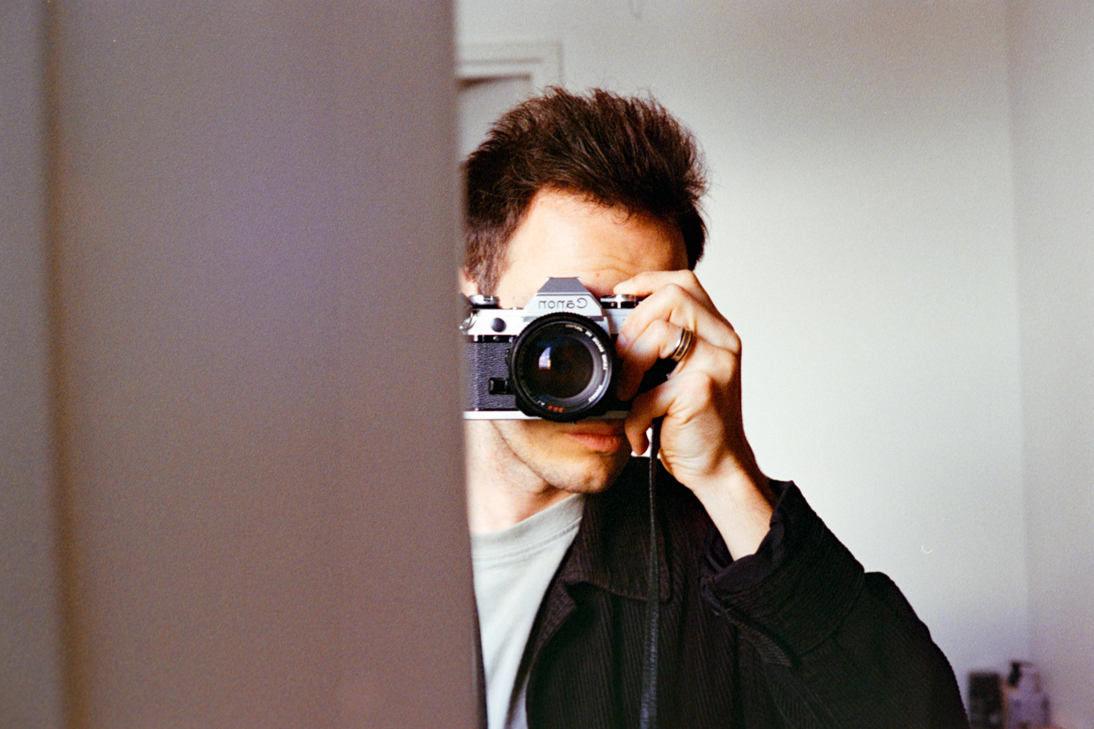 Autoportrait au miroir © Novembre 2025/Tours 