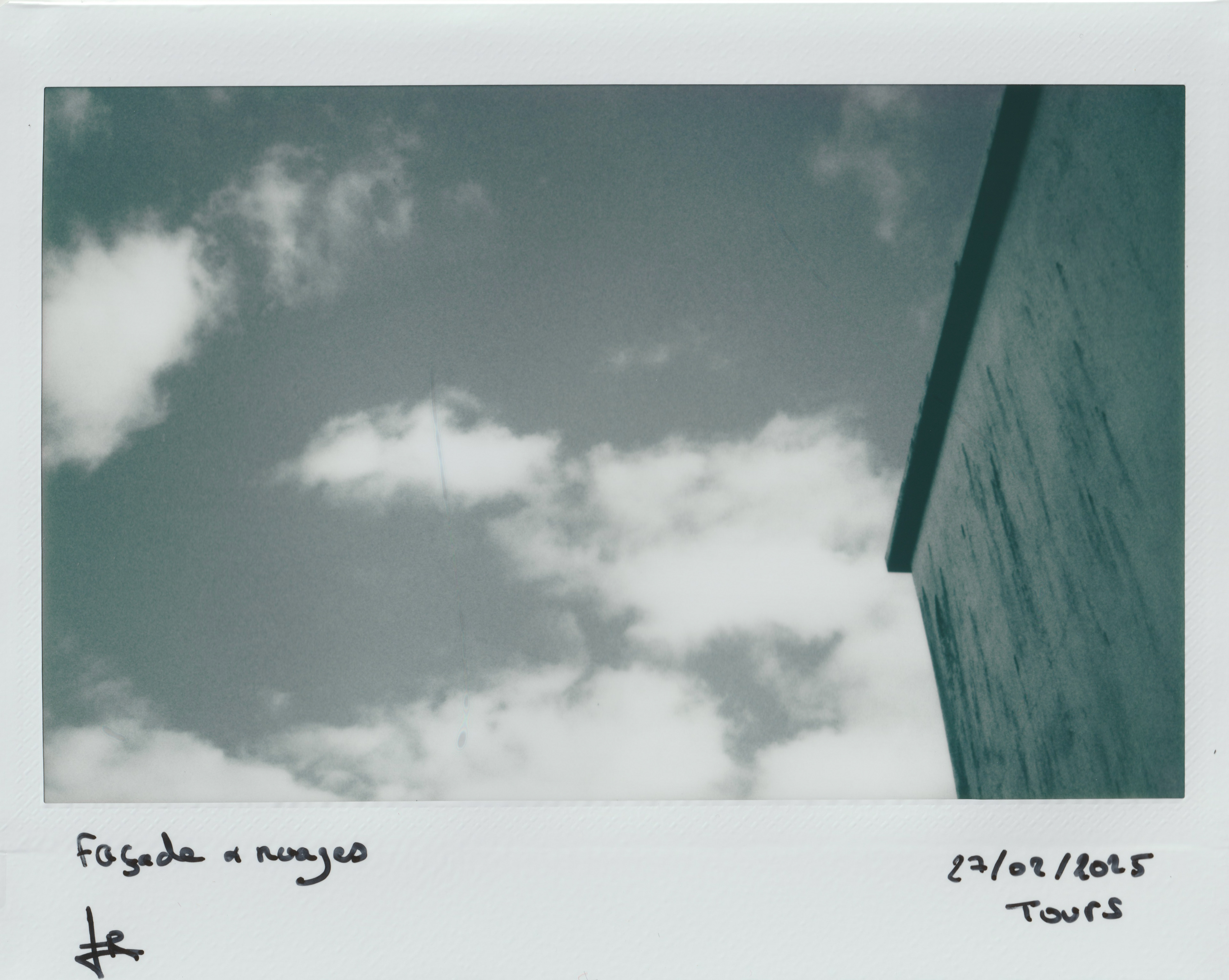 façade & nuages ©️