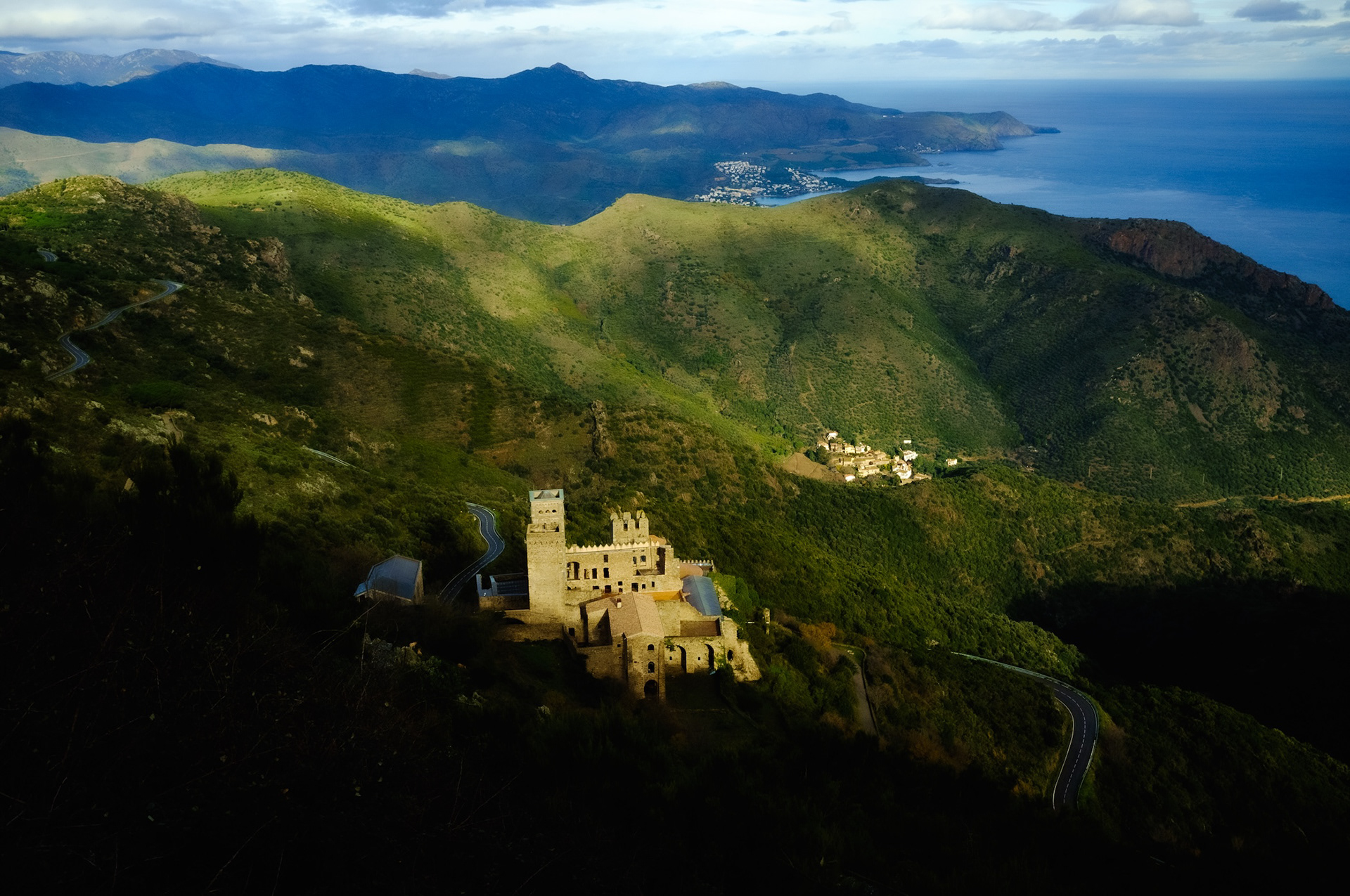 Sant Pere de Rodes i la vall de Santa Creu