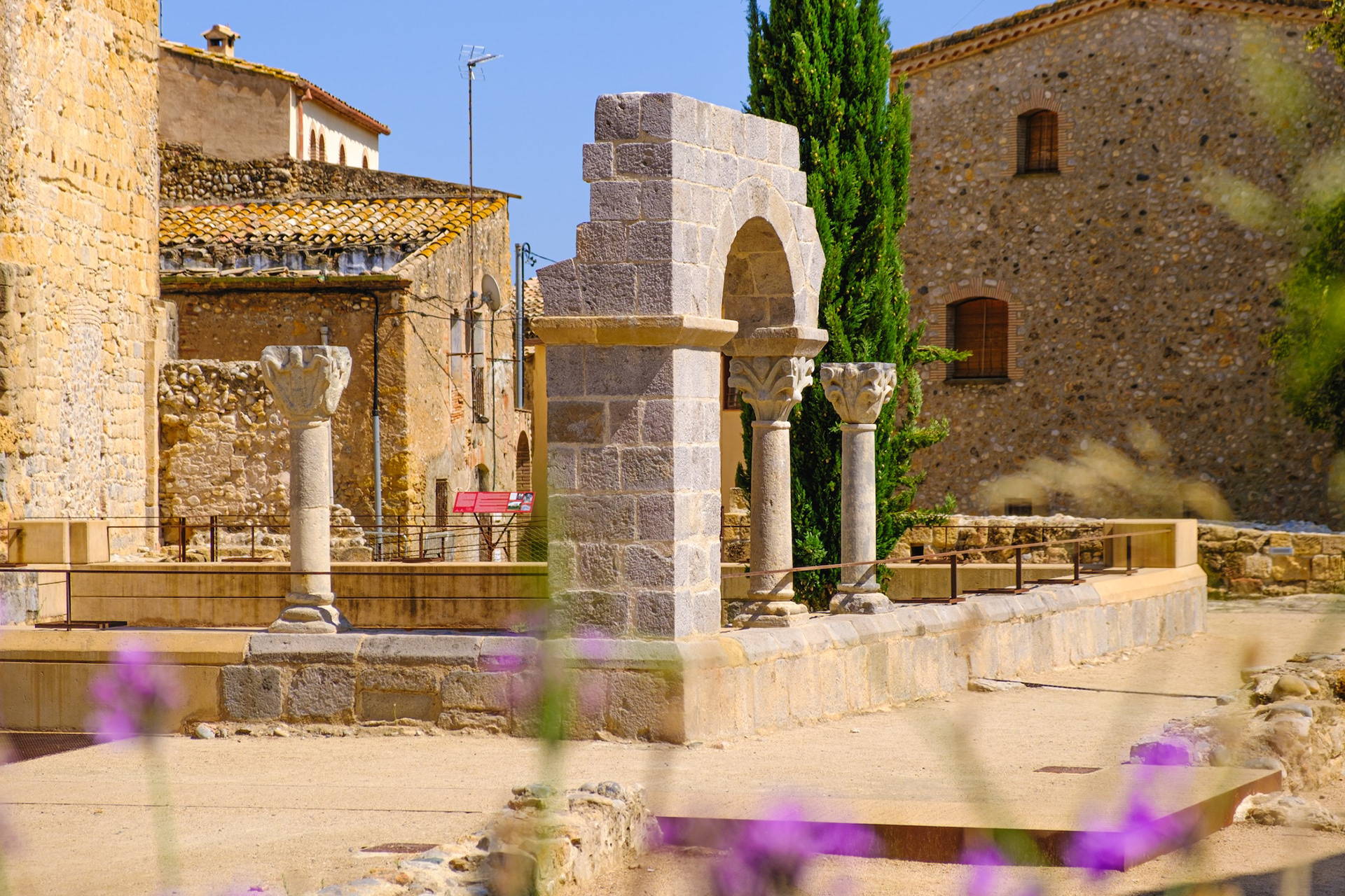 Claustre, Sant Miquel de Fluvià