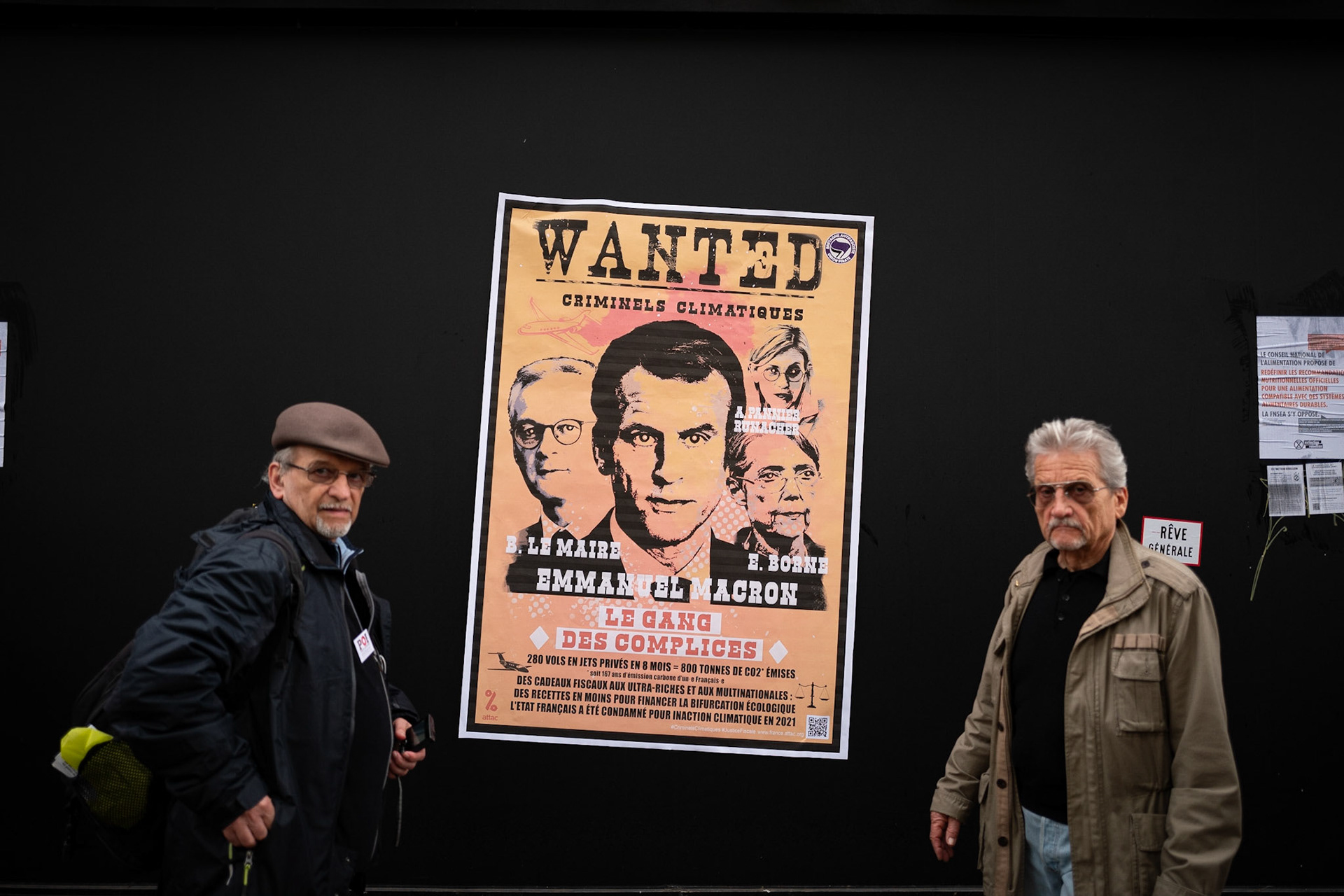 Une affiche “Wanted” présente Emmanuel Macron, Elisabeth Borne, Bruno Le Maire et Agnes Pannier Runacher comme étant des criminels climatiques. Cet avis de recherche a été collé lors de la marche contre la vie chère et l'inaction climatique organisée par la NUPES, à Paris, le 16 octobre 2022. France, Paris, 16-10-2022