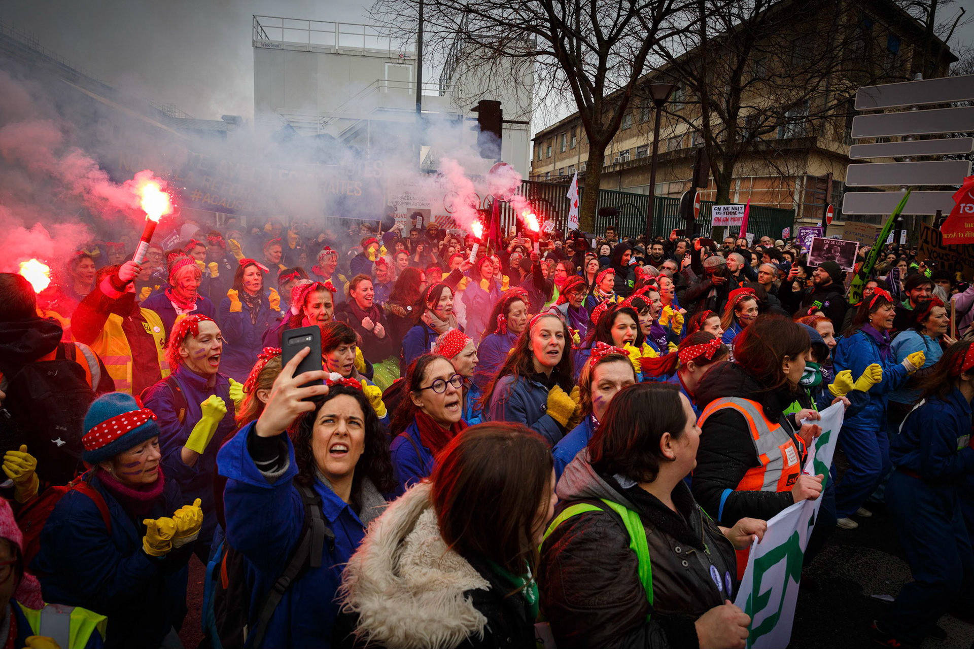 Manon Aubry (députée européenne) avec le collectif  les Rosies, lors de la marche féministe, pendant la Journée internationale des droits des femmes, à Paris, le 08/03/2020.Paris, FRANCE - 08/03/2020