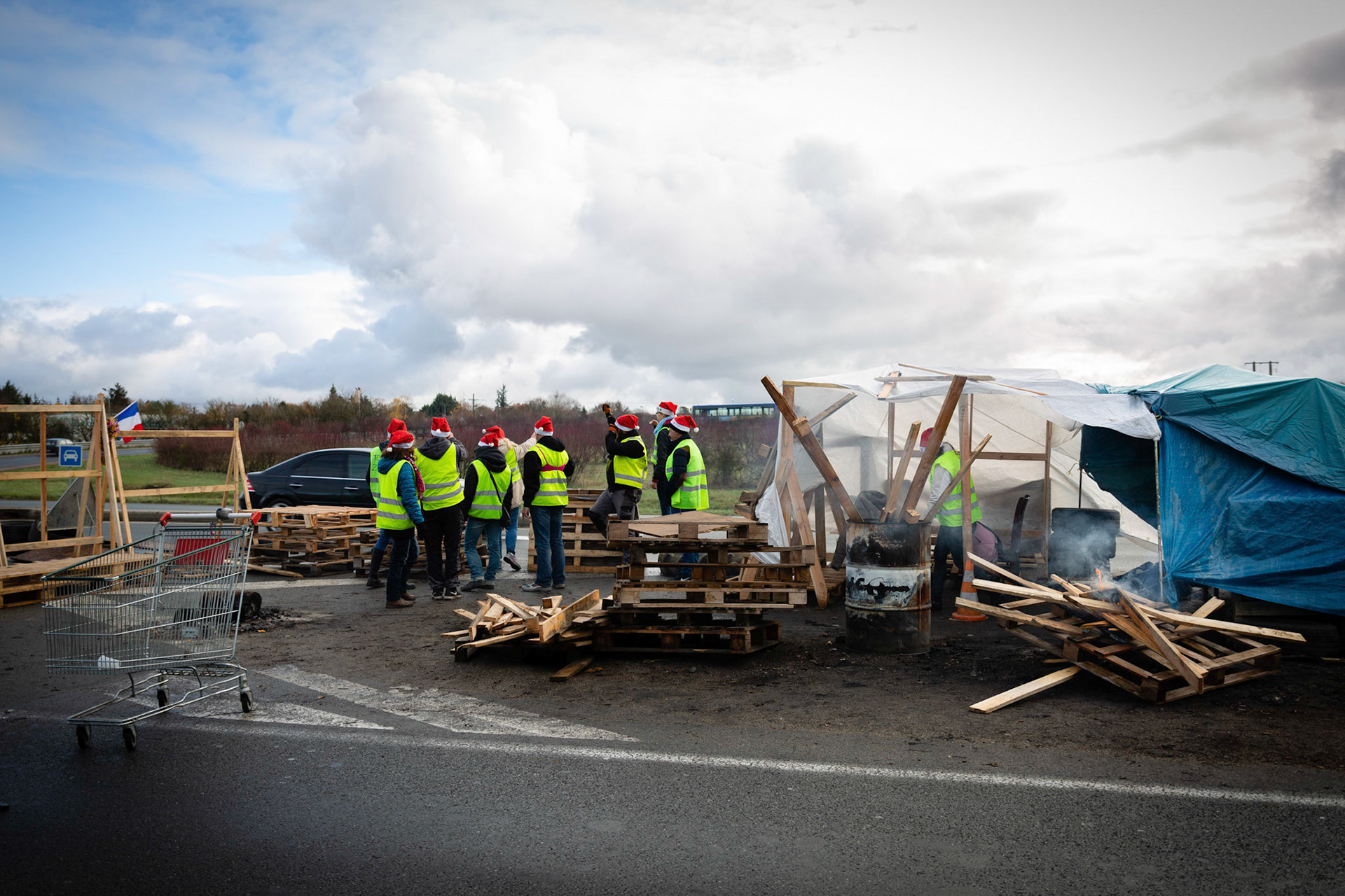 Barrage filtrant des gilets jaunes autour d'un rond-point à Montargis. Montargis, FRANCE - 04/12/2018