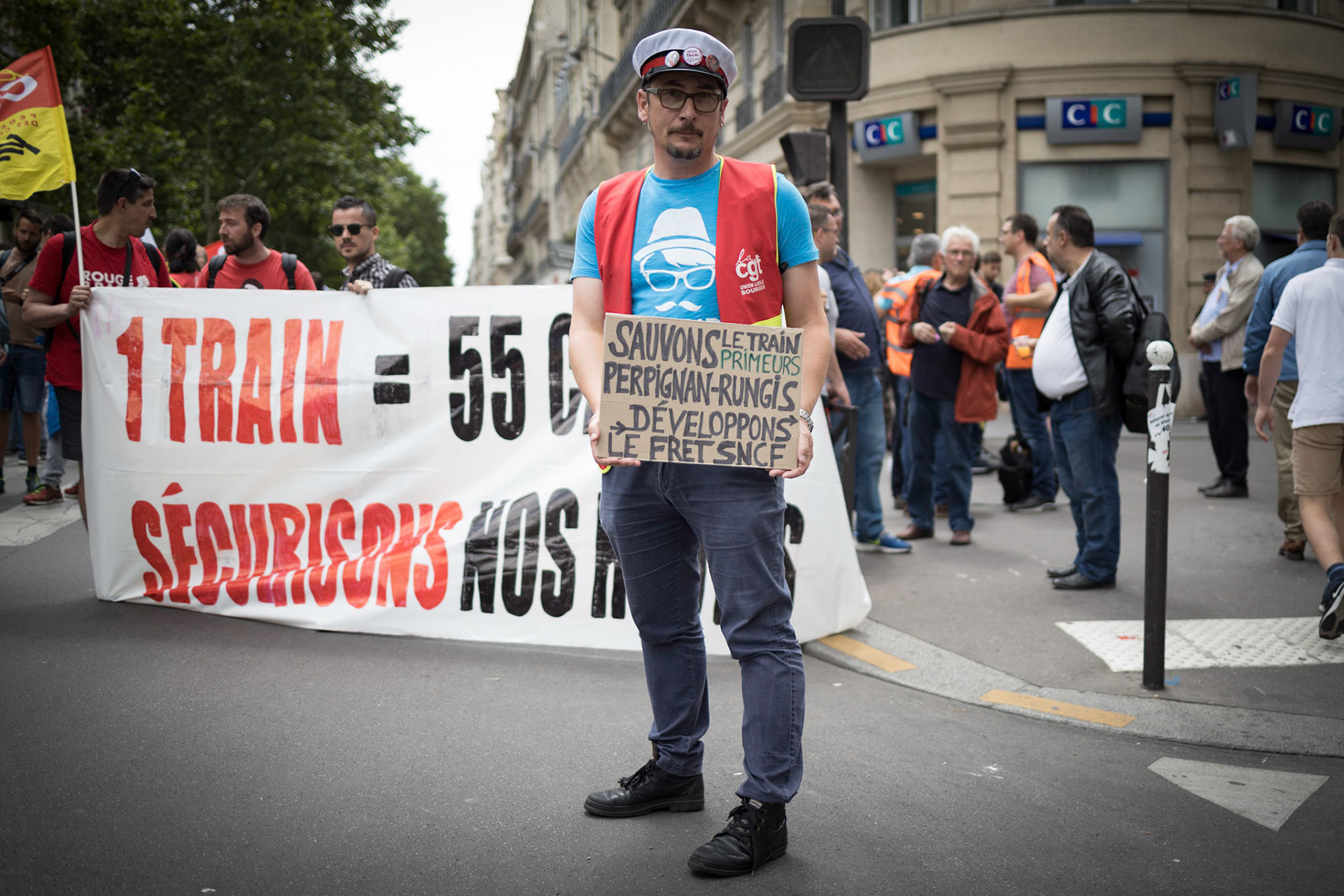 Rassemblement de cheminots devant le ministère des transports pour la défense du train Perpignan Rungis. Paris, FRANCE - 20/06/2019